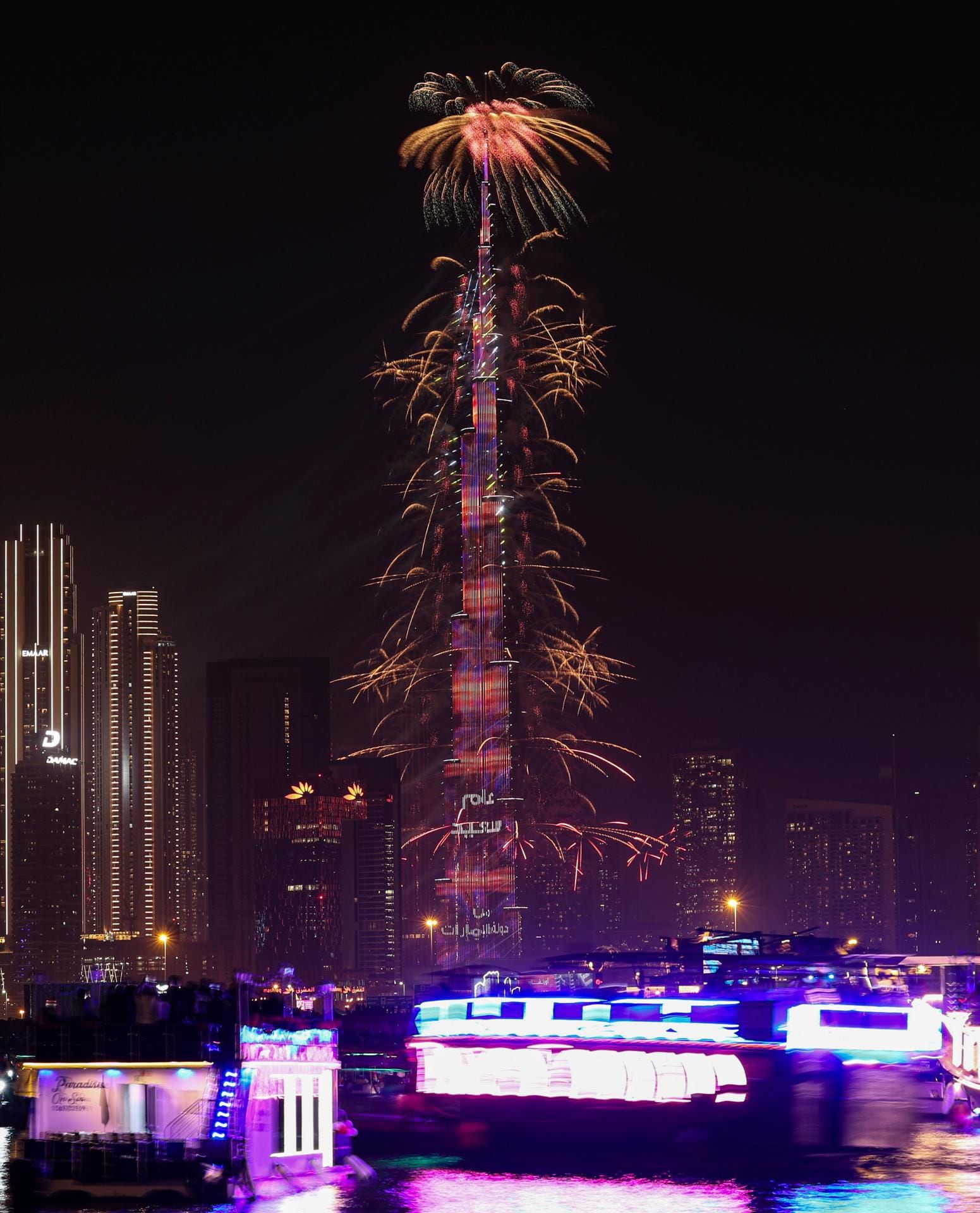 Fuegos artificiales desde el Burj Khalifa, el edificio más alto del mundo, durante las celebraciones de Año Nuevo en Dubái. 
