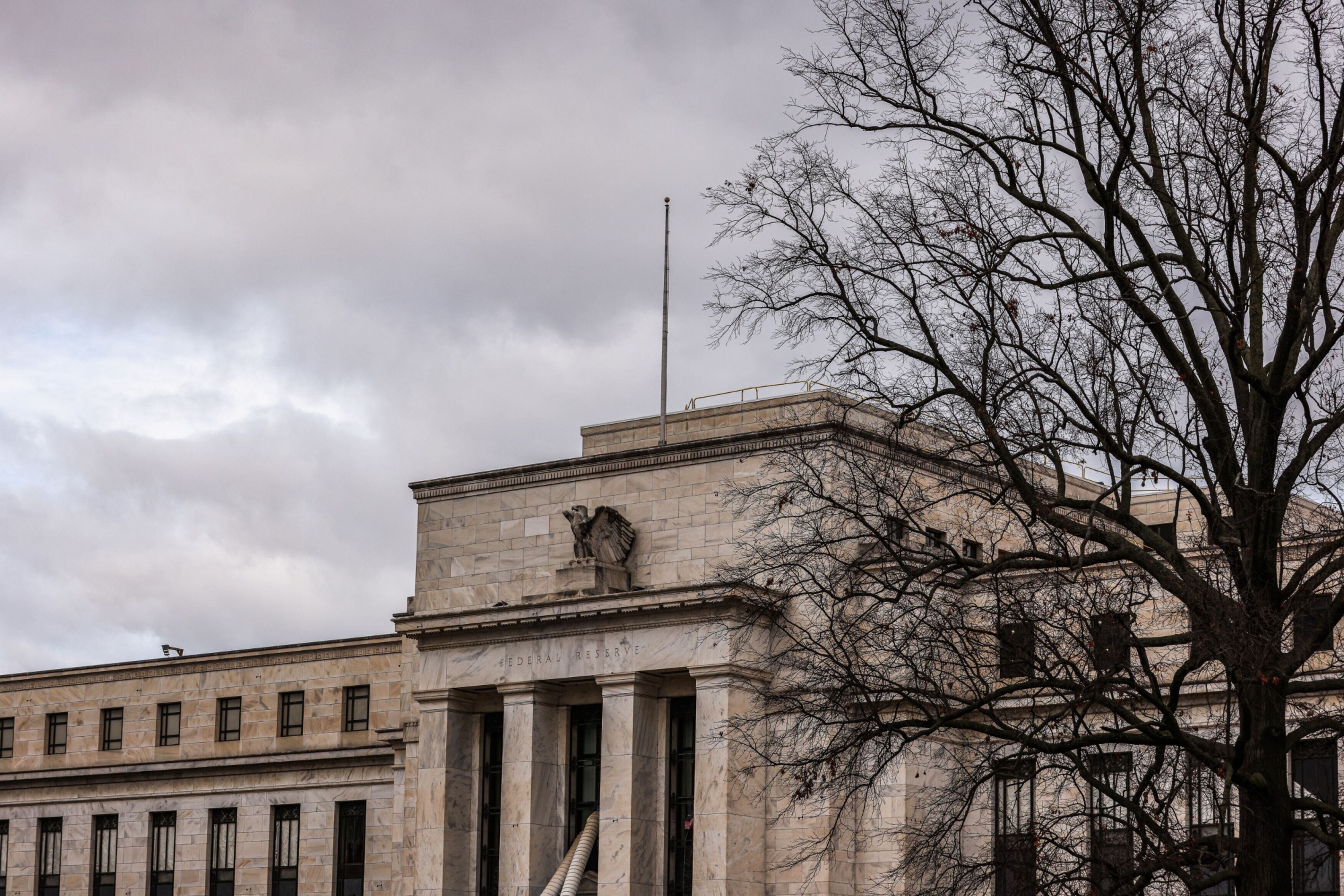 Fed ‘aguanta la respiración’: Deja tasa de interés sin cambios en marzo