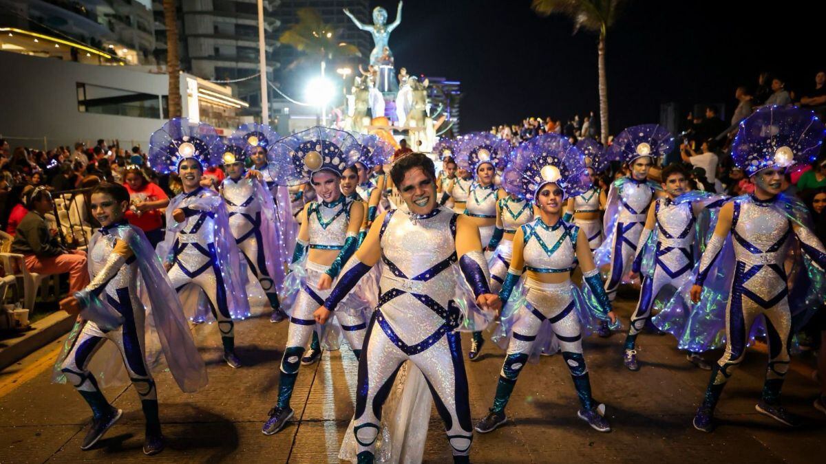 Disfrutan 450 mil personas del gran desfile del carnaval internacional de Mazatlán 2025