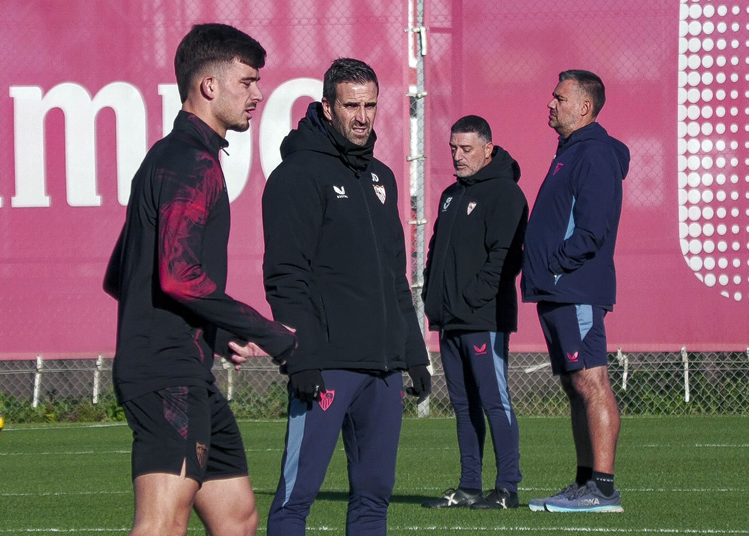 El defensa del Sevilla Kike Salas durante el entrenamiento antes de que llegaran agentes de la Policía Nacional que le acompañaron desde la Ciudad Deportiva del Sevilla (Foto: EFE)