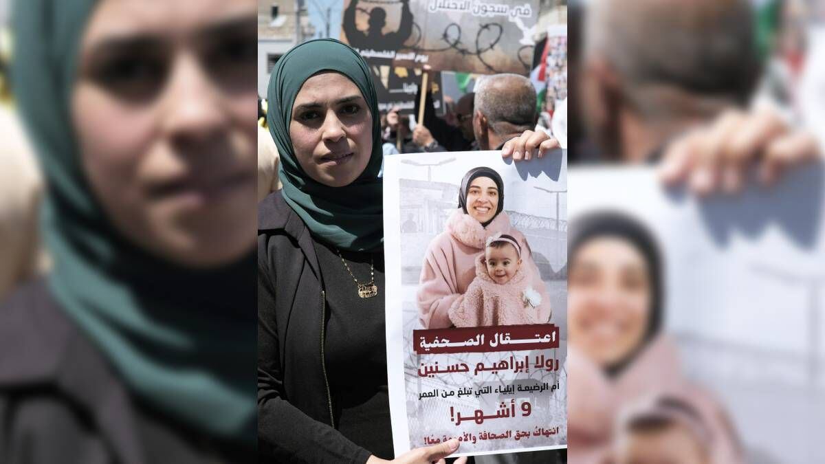 Hadeel Hassanein pasea con una gran fotografía de su hermana, Rula, y la hija pequeña de esta, en la protesta en Ramala.