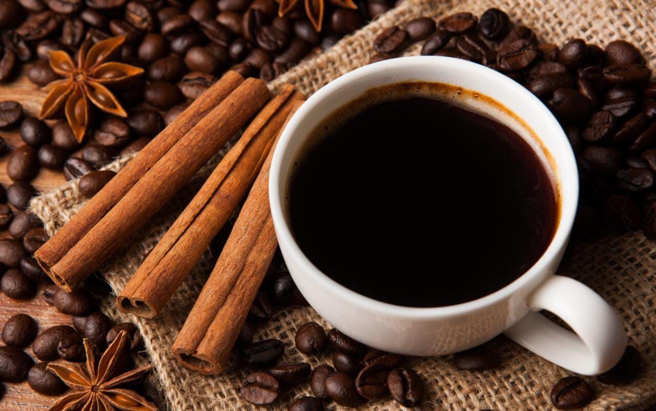 El café con canela puede tener varios beneficios para tu salud. (Foto: Shutterstock).