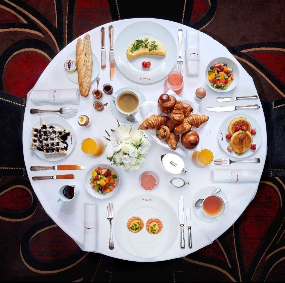 El restaurante Brasserie Fouquet’s tiene una carta para las diferentes comidas del día. (Foto: Instagram / @fouquets.paris)