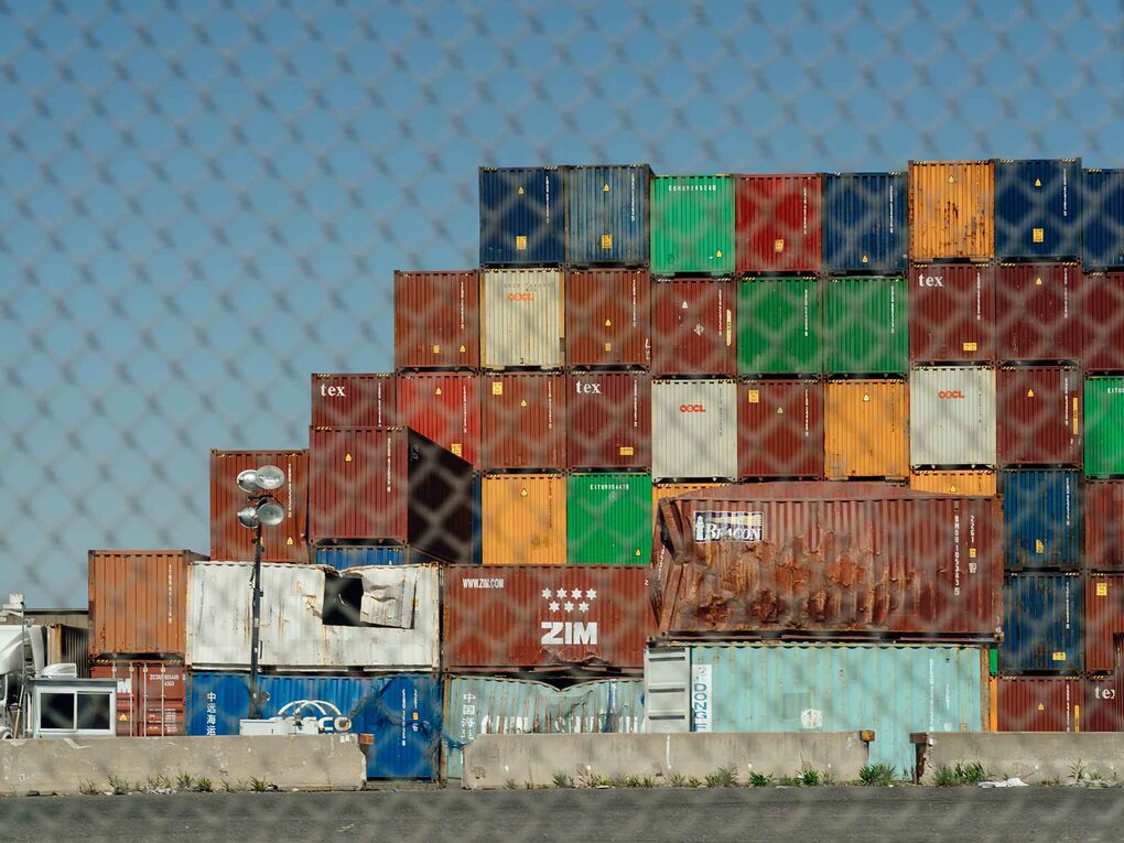 Decenas de miles de contenedores salen cada día de los puertos de la Costa Este. Algunos de ellos llevan coches robados.