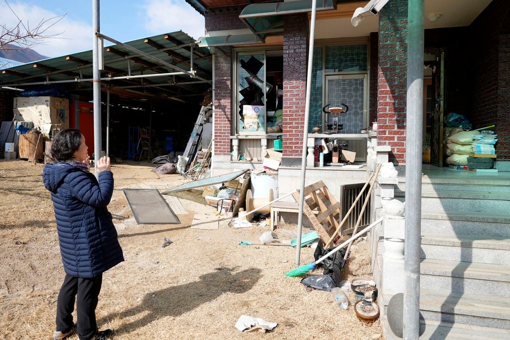 Park Sung-sook reacciona al ver su casa dañada cerca de un bombardeo accidental en Pocheon, Corea del Sur. (AP Foto/Lee Jin-man)