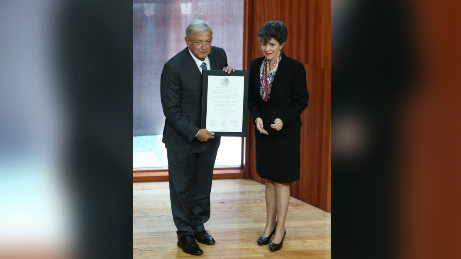 López Obrador, recibiendo la constancia del Tribunal que validó las elecciones presidenciales de 2018.
