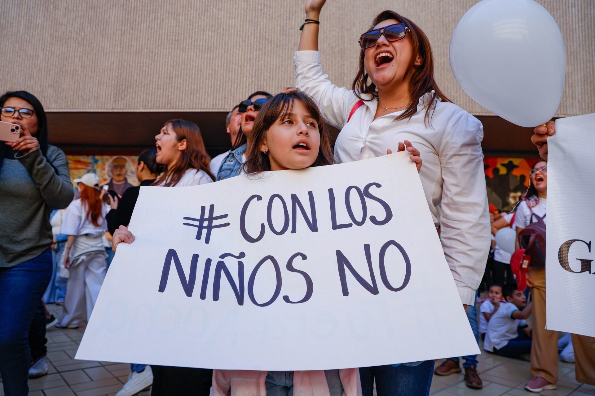 Familias se manifestaron contra la violencia en Sinaloa.