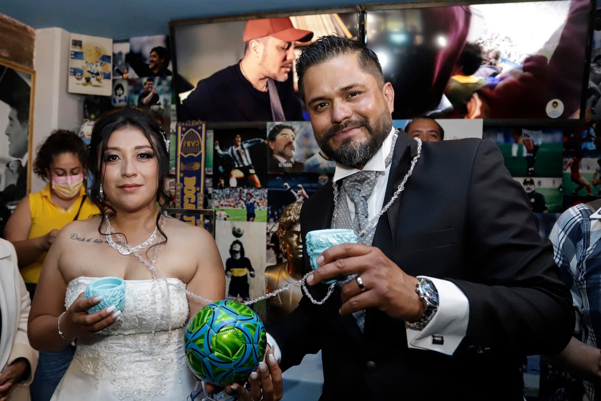Bendecidos por ‘D10S’: Iglesia Maradoniana celebra su primera boda en México