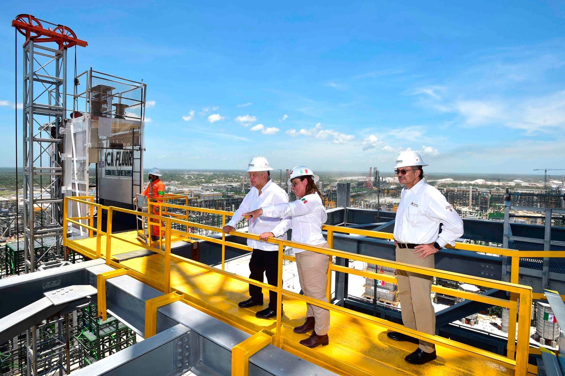 Andrés Manuel López Obrador, presidente de México, encabezó la inauguración de la primera etapa constructiva de la refinería de Dos Bocas en julio de 2022.