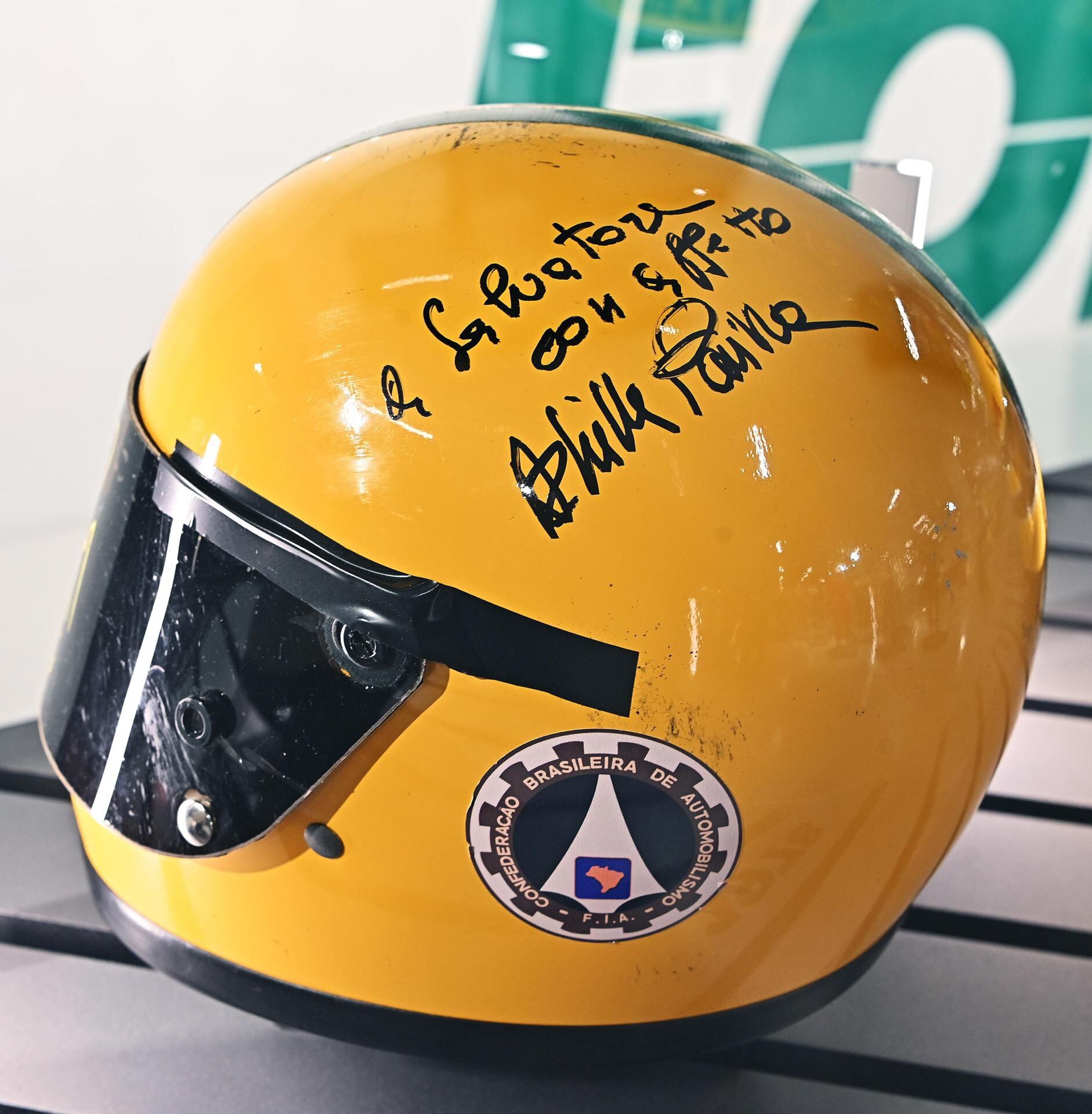 Un casco de carreras perteneciente al piloto brasileño Ayrton Senna se muestra durante la exposición 'Ayrton Senna Forever' en Turín, Italia.
