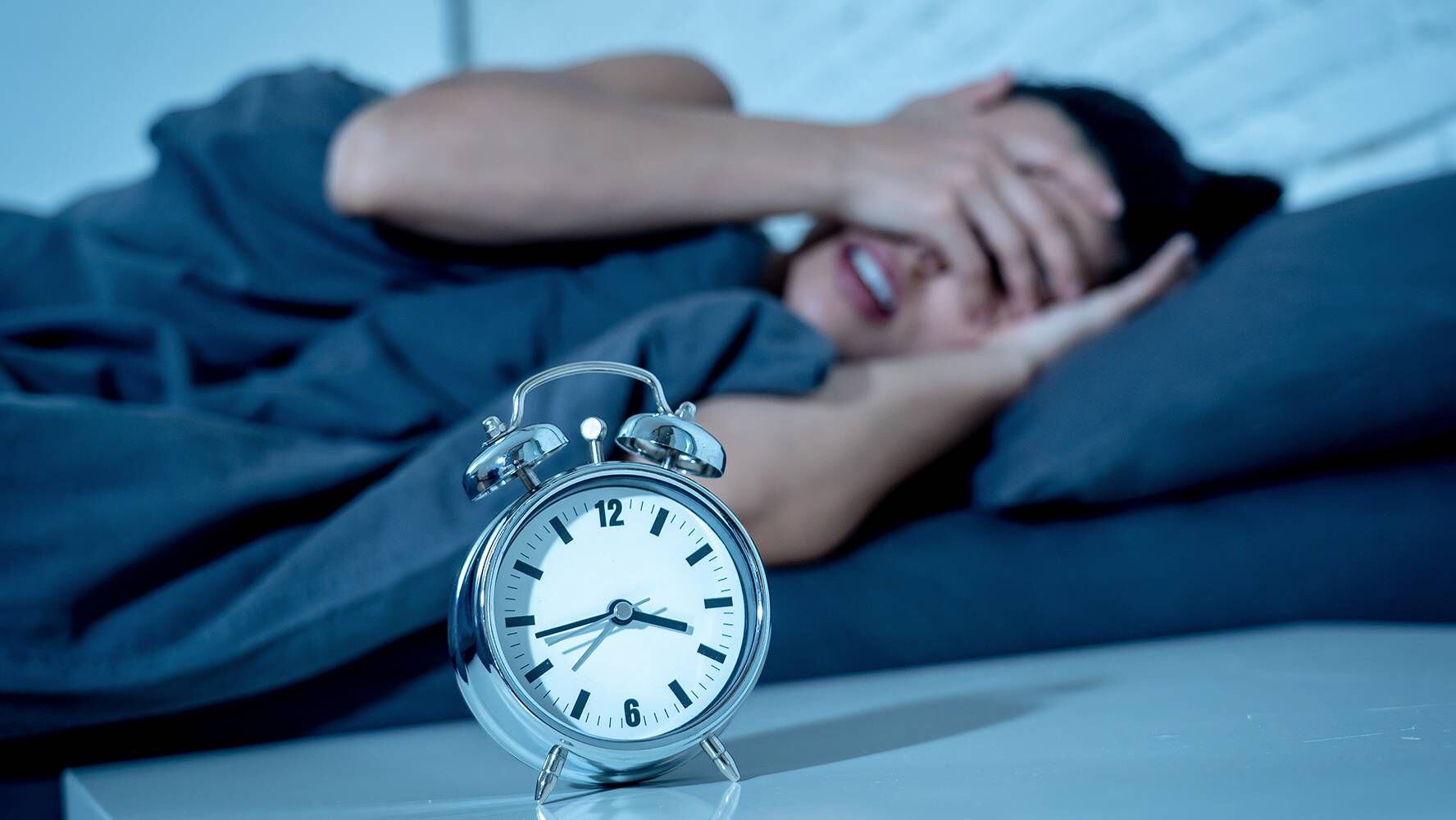 La dificultad para dormir es una de las preocupaciones actuales y han surgido diversos remedios naturales que prometen ayudar a mejorar el descanso. (Foto: Shutterstock). 