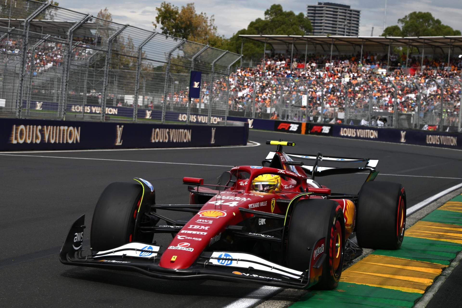 Lewis Hamilton sumó 1 punto en el GP de Australia, carrera en la que debutó con Ferrari. (Foto: EFE)