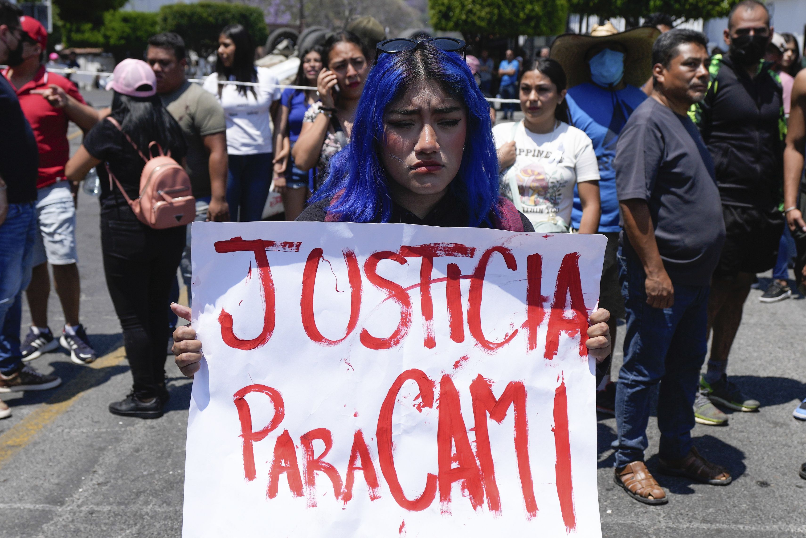 Una mujer con un cartel en el que pide justicia por la desaparición y muerte de una niña de 8 años.
