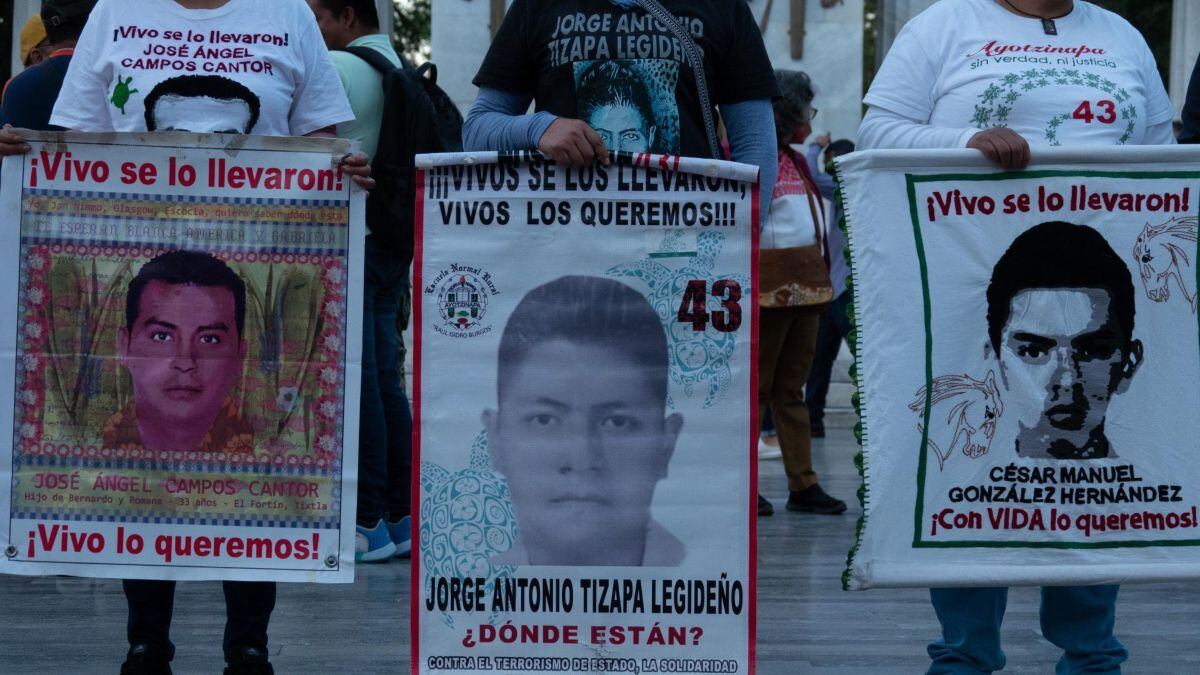 Ayotzinapa: Se entregan 8 militares recién liberados tras nuevas órdenes de captura