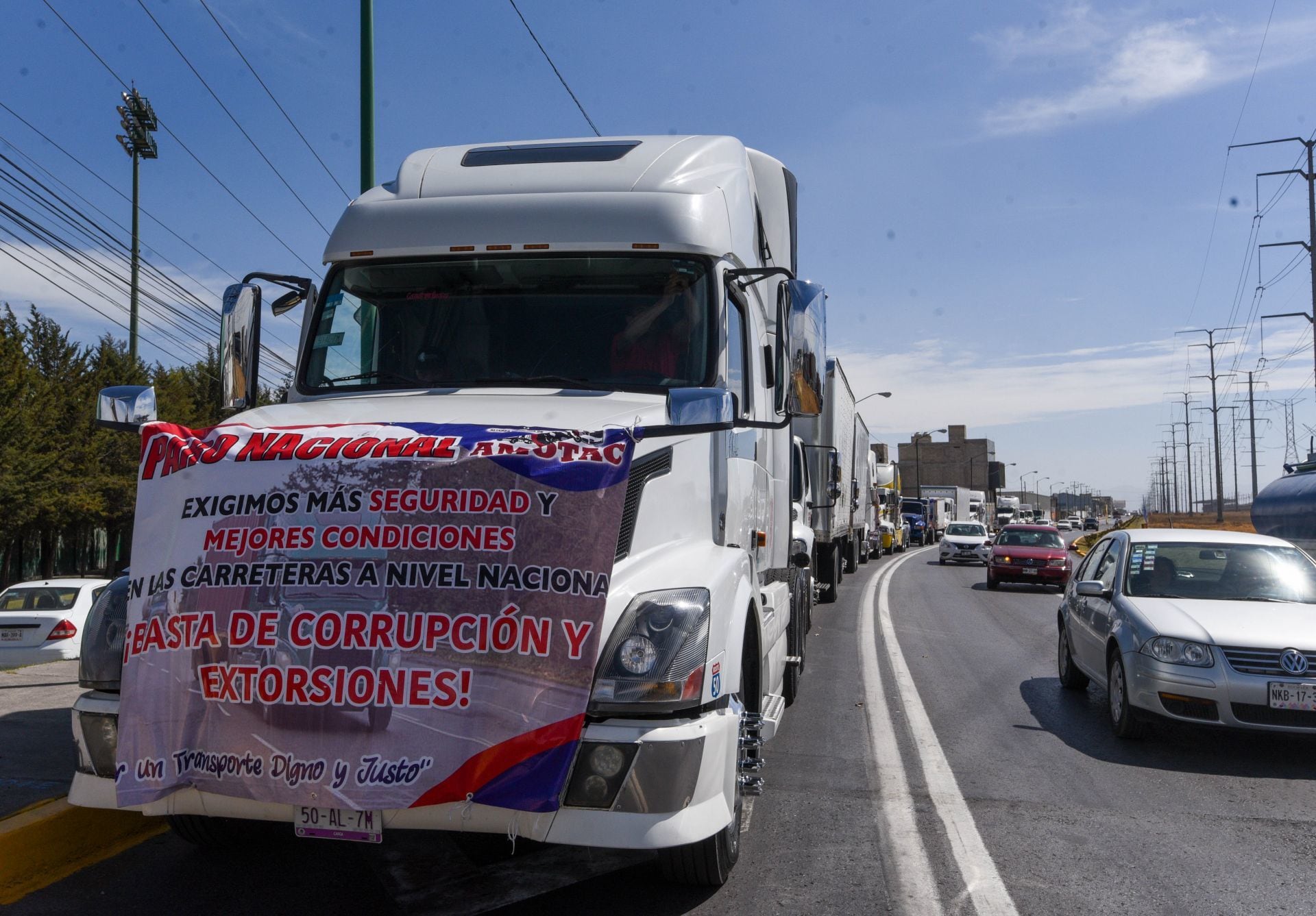 Transportistas y Gobierno retoman diálogo; Guardia Nacional reforzará seguridad en carreteras