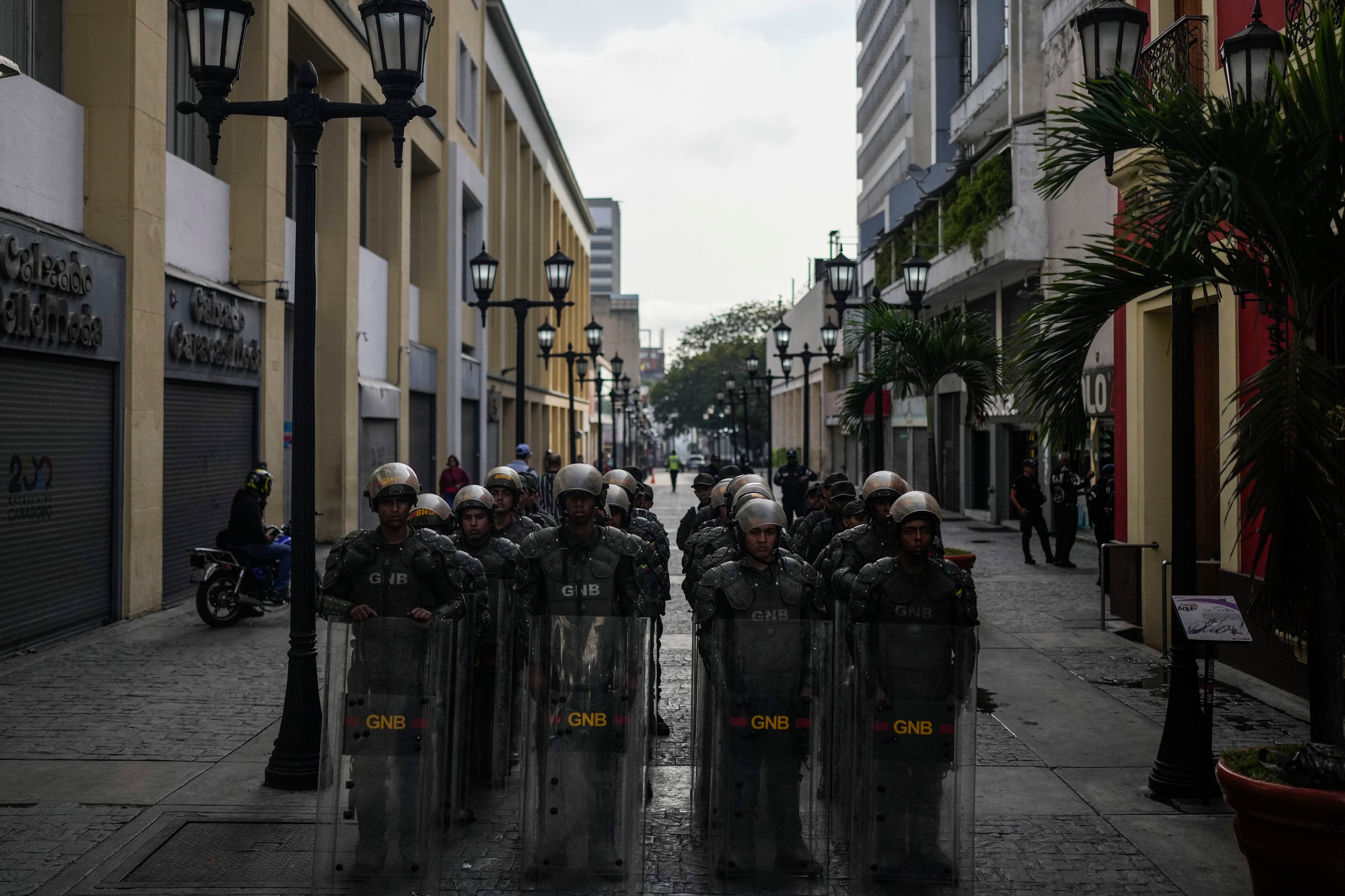 Soldados hacen guardia en calles de Caracas previo a la investidura presidencial de Nicolás Maduro. 