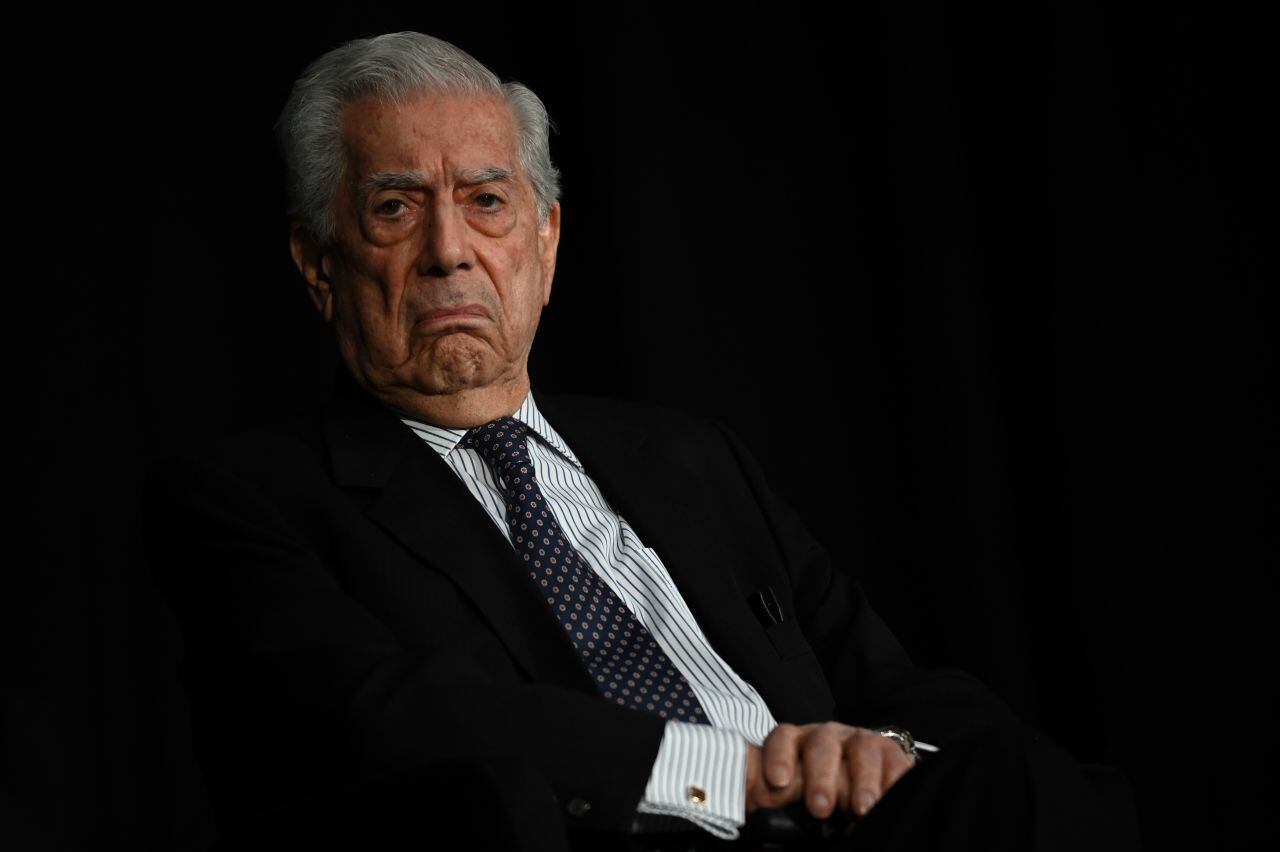 Vargas Llosa está hospitalizado por COVID; ‘evoluciona favorablemente’, informan sus hijos