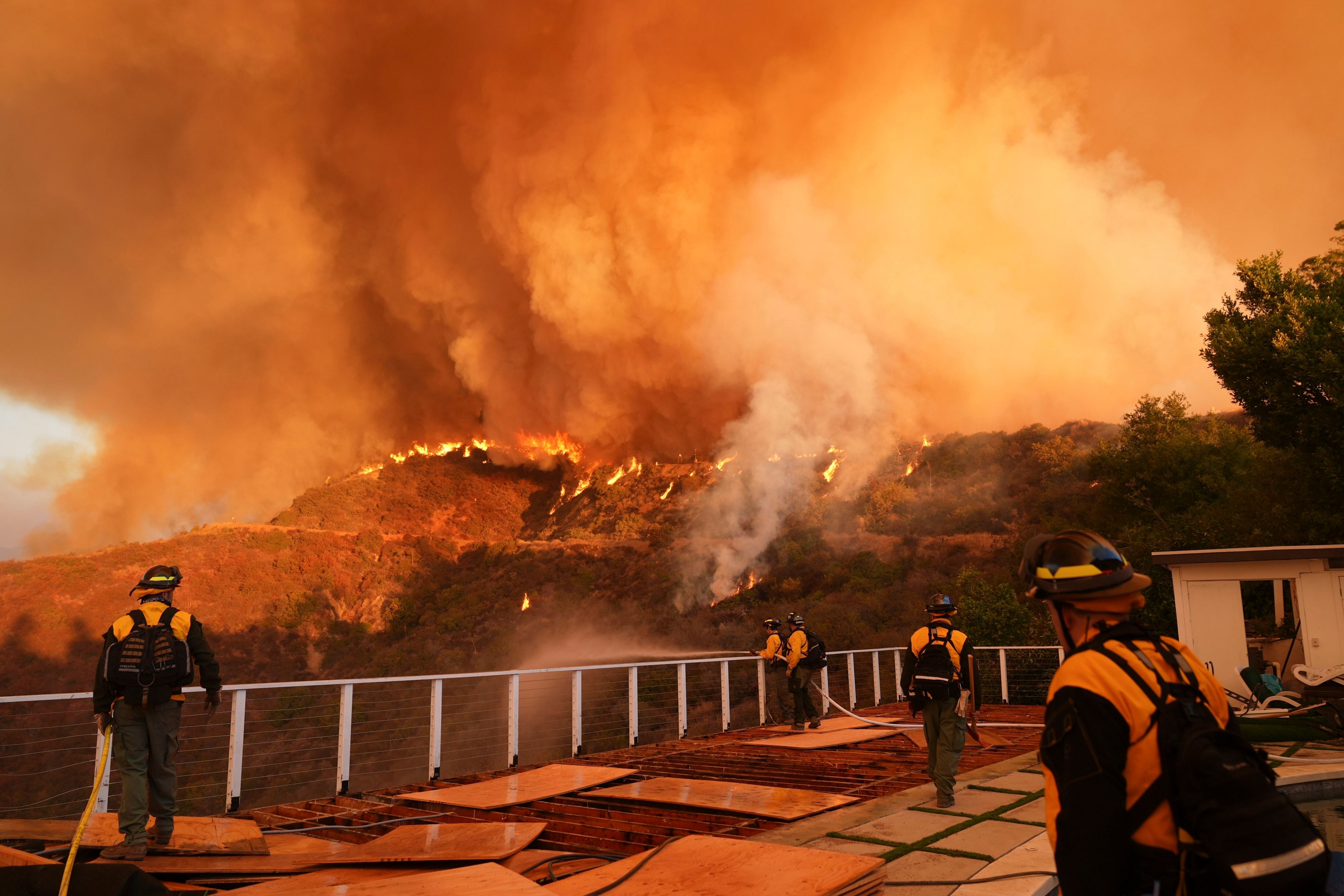 El incendio Palisades en Mandeville Canyon en Los Ángeles el 11 de enero del 2025.