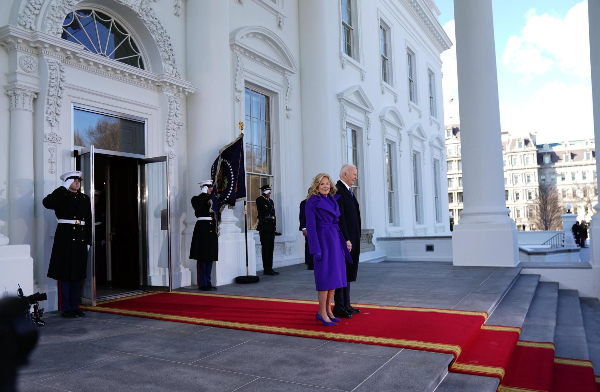 Joe Biden, presidente saliente, junto a Jill Biden, reciben a Donald Trump y Melania Trump, en el cambio de gobierno.