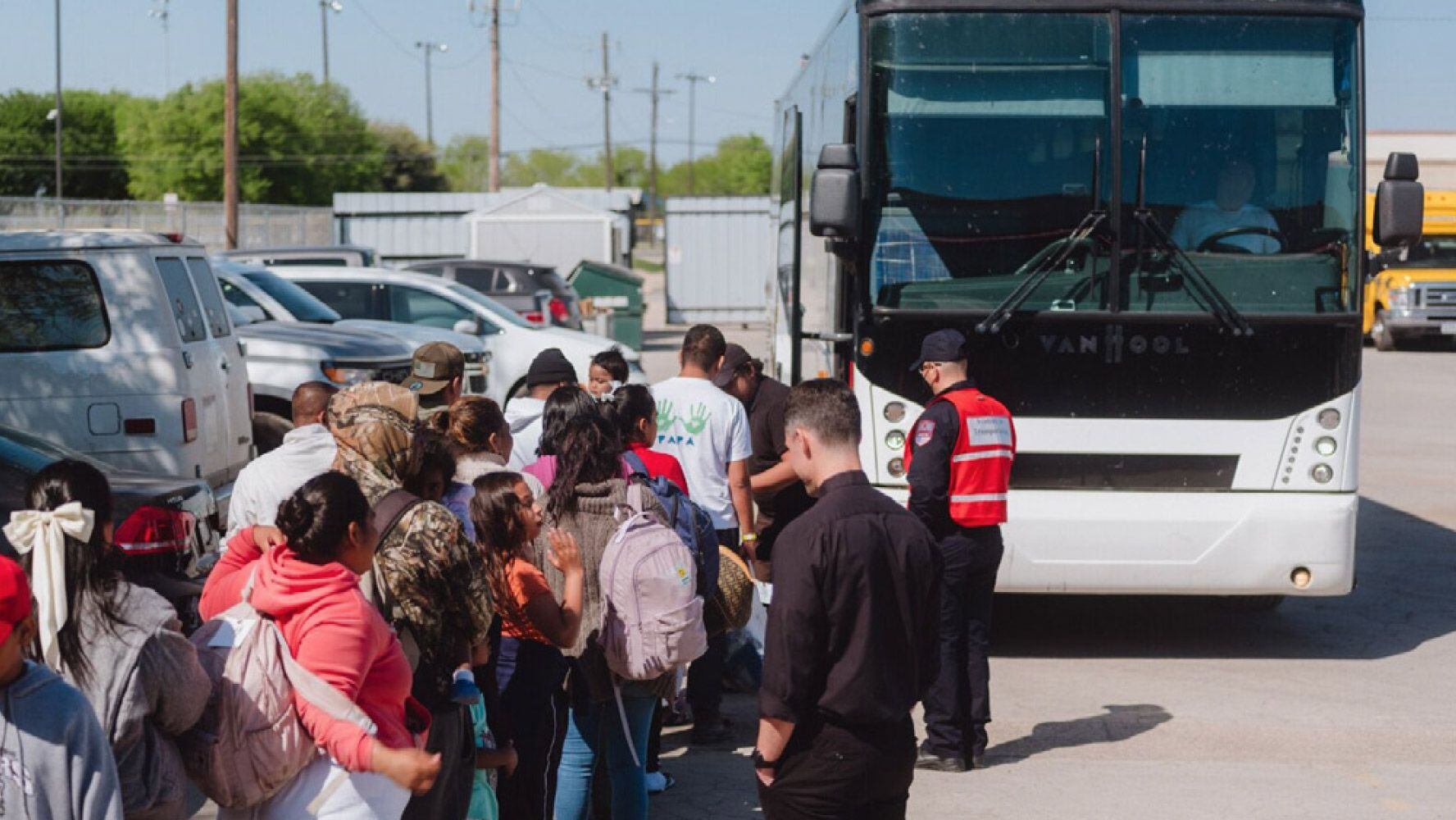 Migrantes suben a un autobús patrocinado por el Estado con destino a Nueva York en Mission: Border Hope, Eagle Pass.
