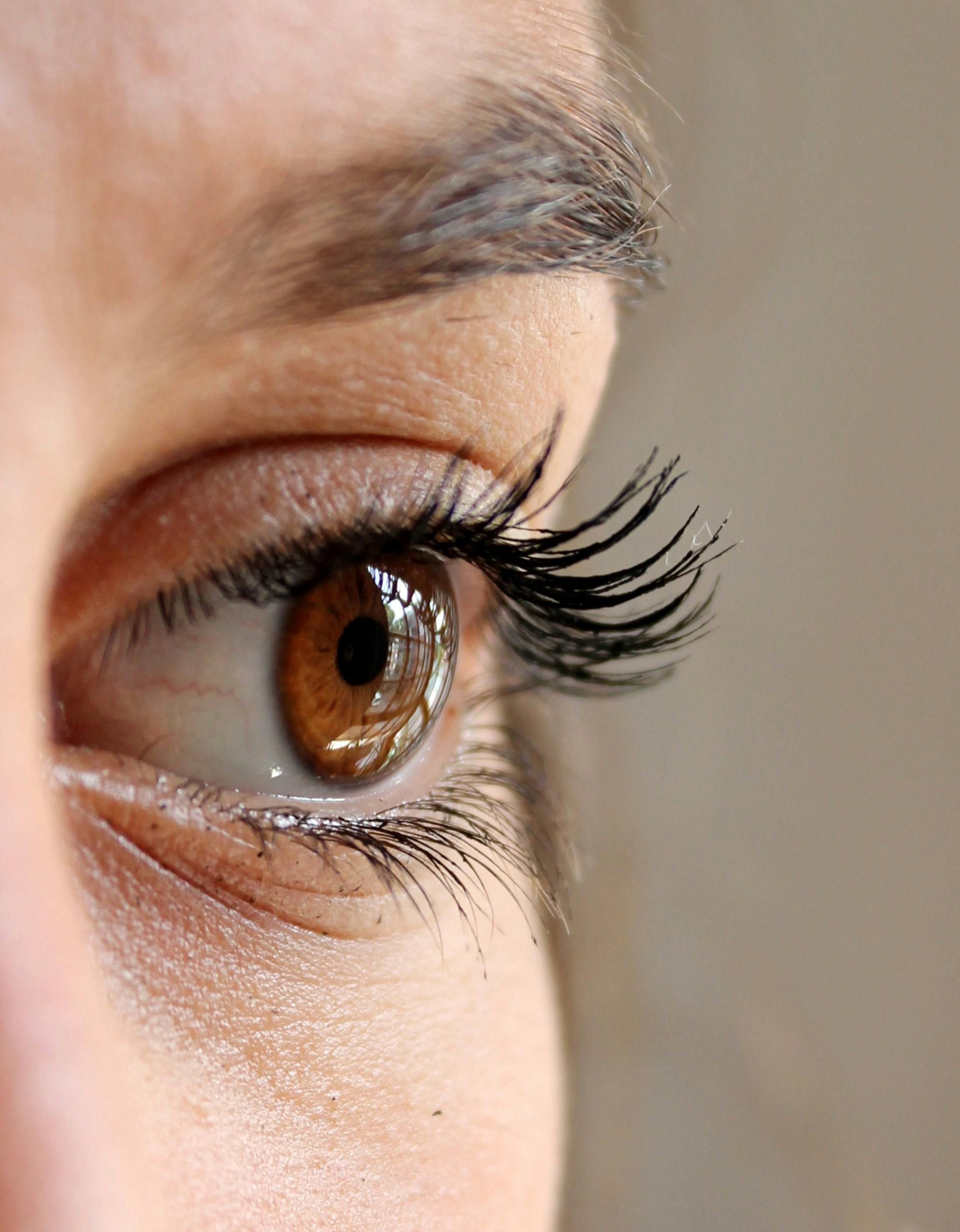 El aceite de ricino promete pestañas y cejas más abundantes. (Foto: Pexels)