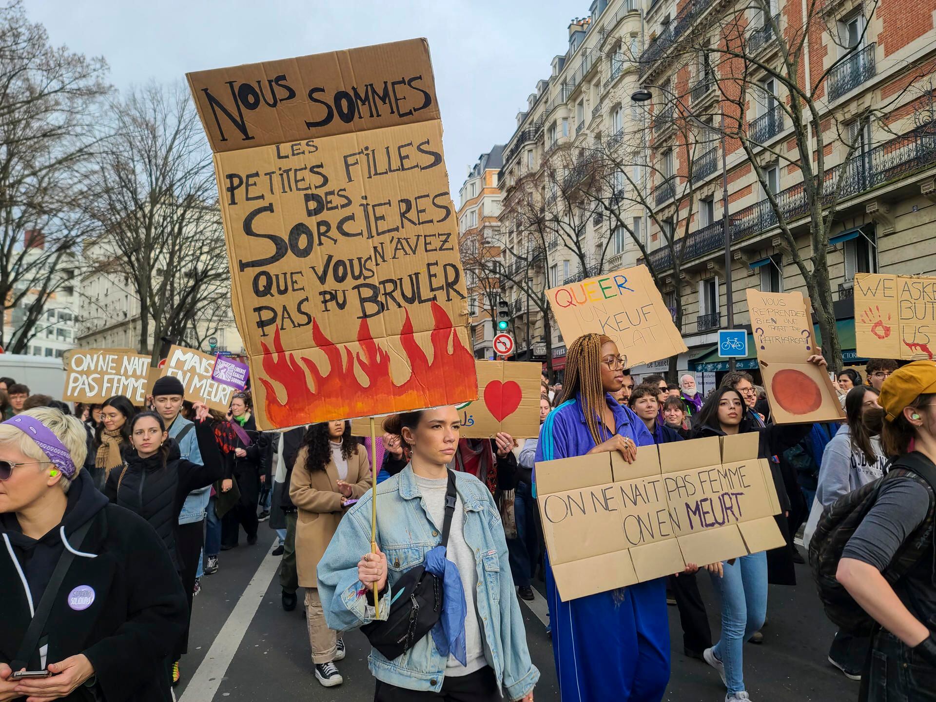 PARÍS (FRANCIA), 08/03/2024.- Organizaciones sociales, feministas y sindicatos participan en una manifestación con motivo del Día Internacional de la Mujer este viernes, en París. Las convocantes pidieron 