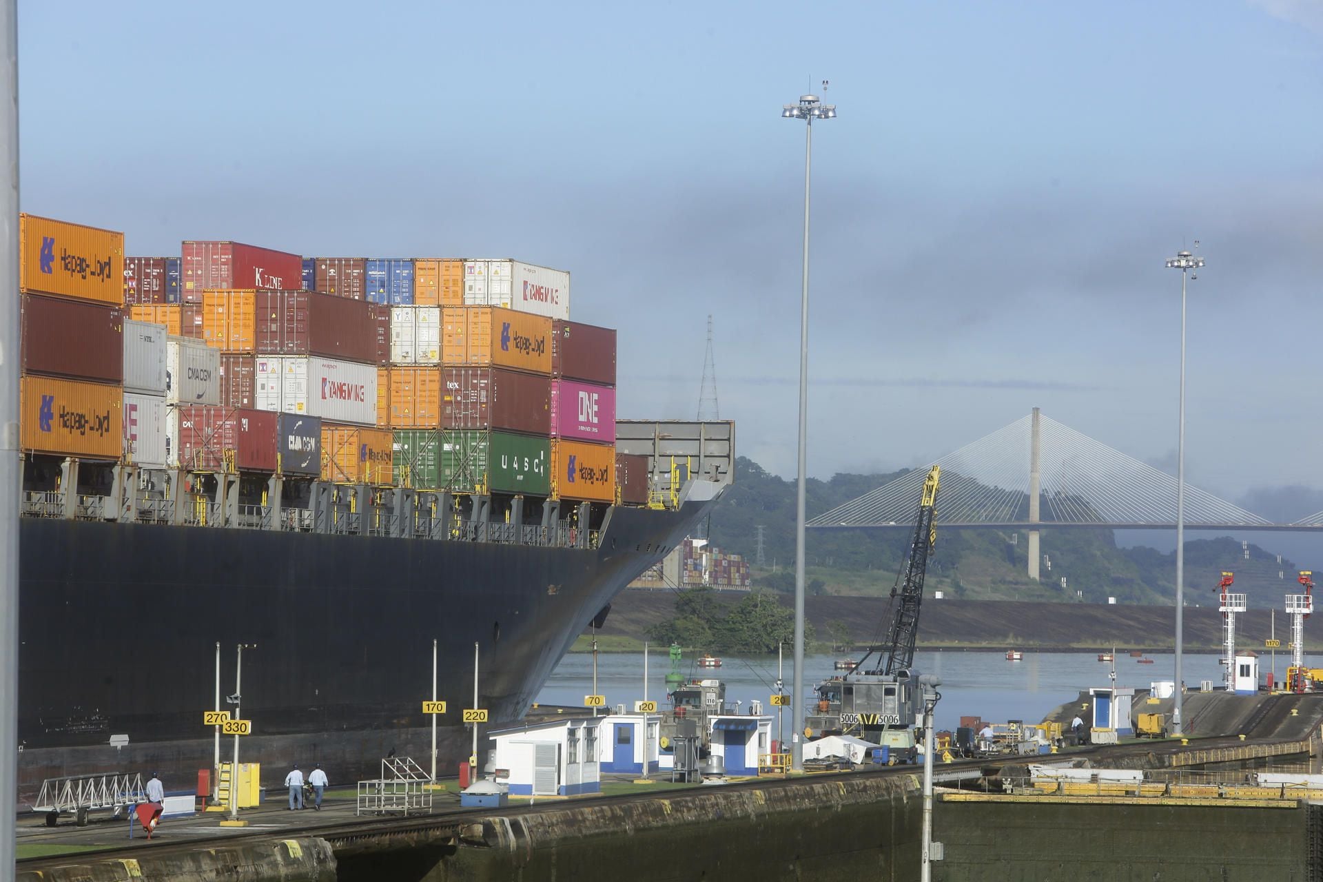 Fotografía de archivo de un barco que navega por la esclusa de Miraflores en el Canal de Panamá. 
