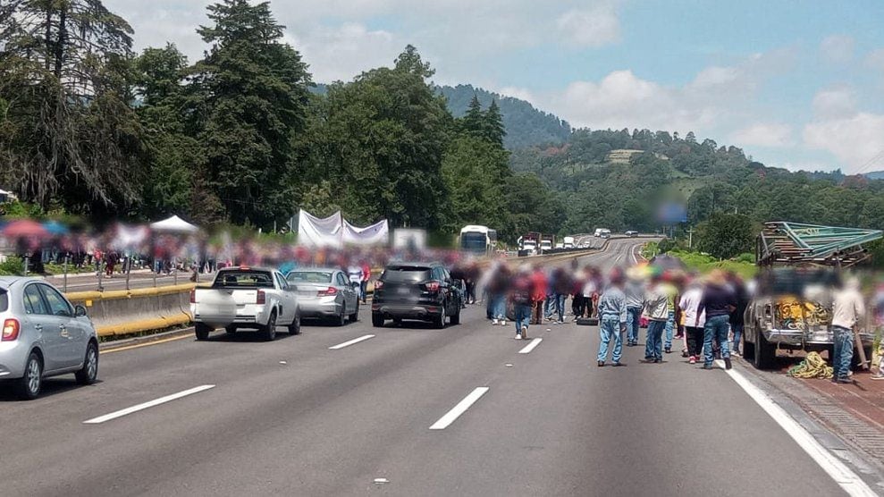 Bloqueo en la autopista México-Puebla: Pobladores exigen pago de tierras expropiadas