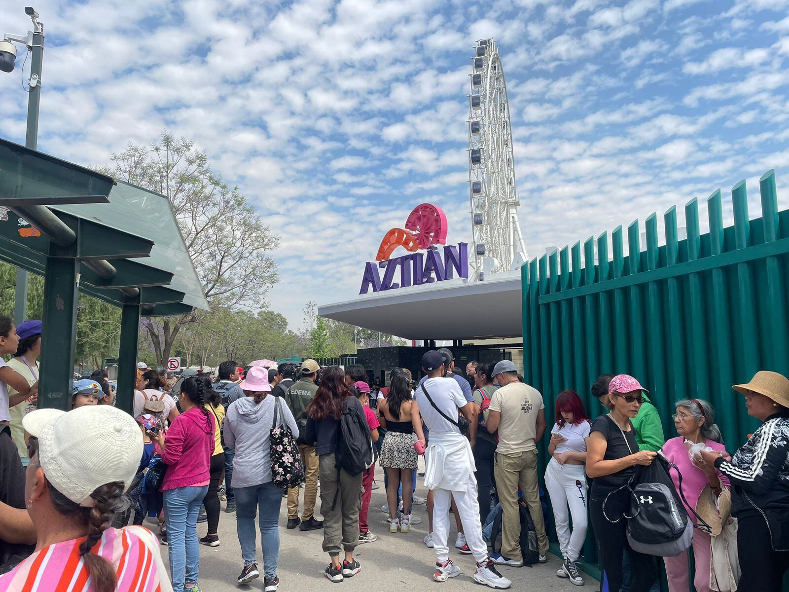 Parque Aztlán registó largas filas en su primer día abierto, en las primeras horas las atracciones no tuvieron costo. (Foto: Luis Cárdenas Castillejos).
