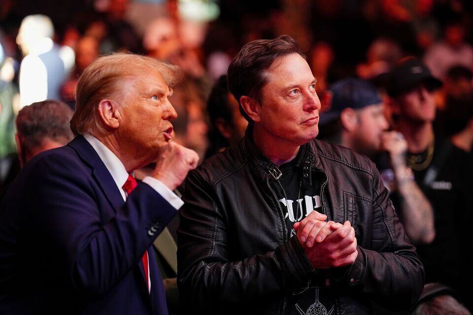 Trump y Musk hablan en el ringside durante el evento UFC 309 en el Madison Square Garden de Nueva York el 16 de noviembre.