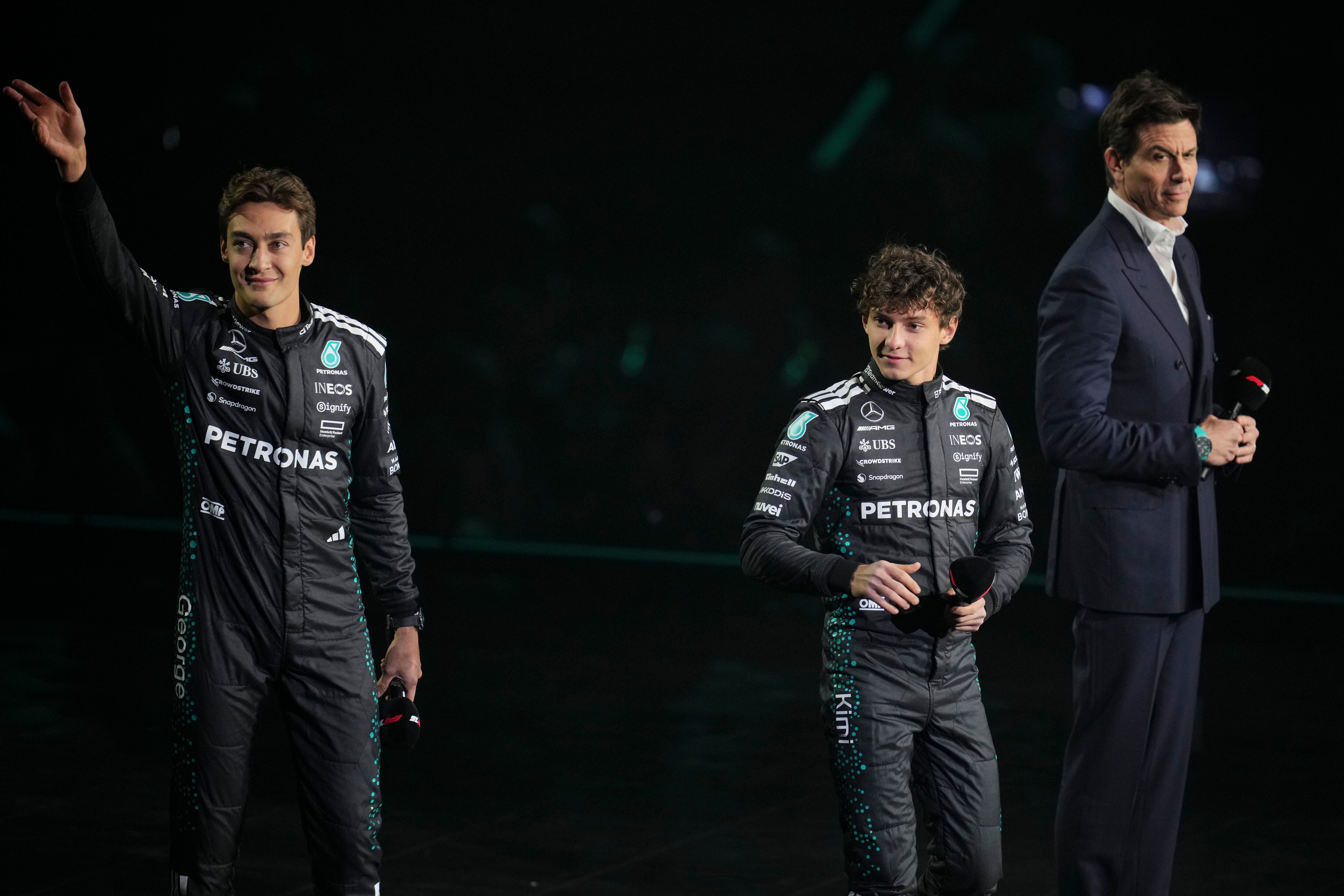 Andrea Kimi Antonelli y George Russell, pilotos de Mercedes. (AP Foto/Kin Cheung)