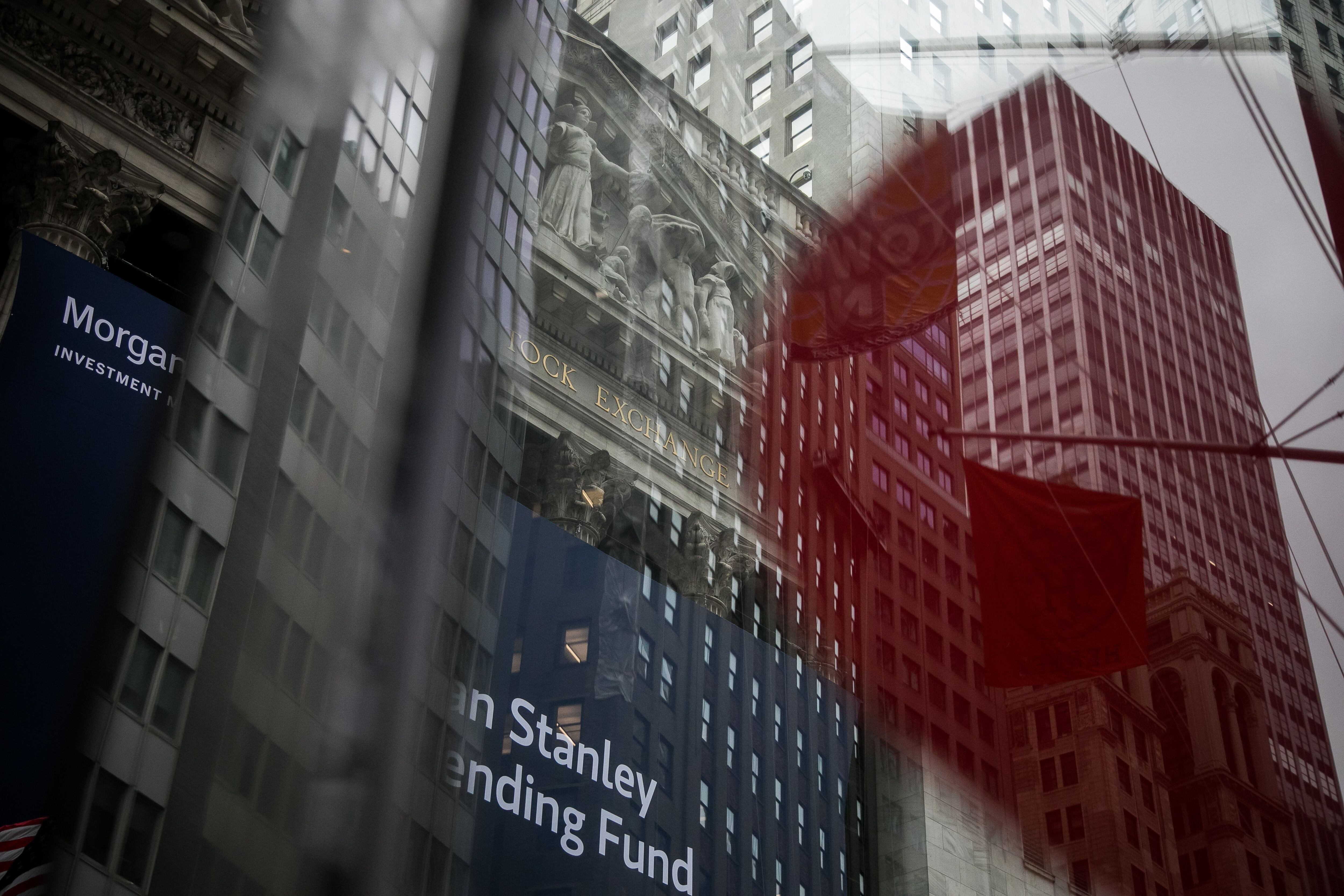 Wall Street ‘titubea’ por falta de datos económicos en EU: Nasdaq avanza 0.28%