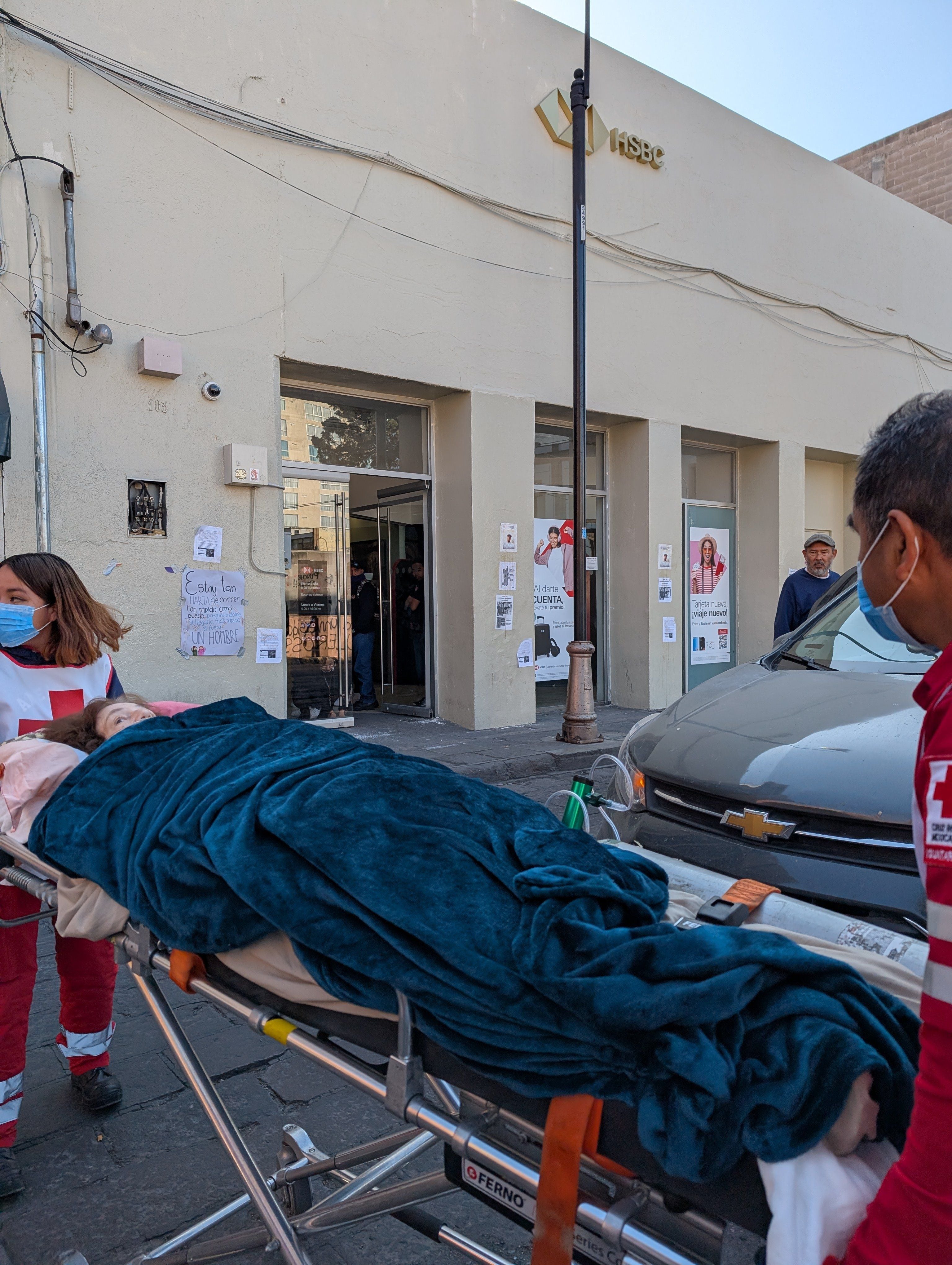 La mujer que llegó a la sucursal contaba con asistencia de oxígeno para respirar.