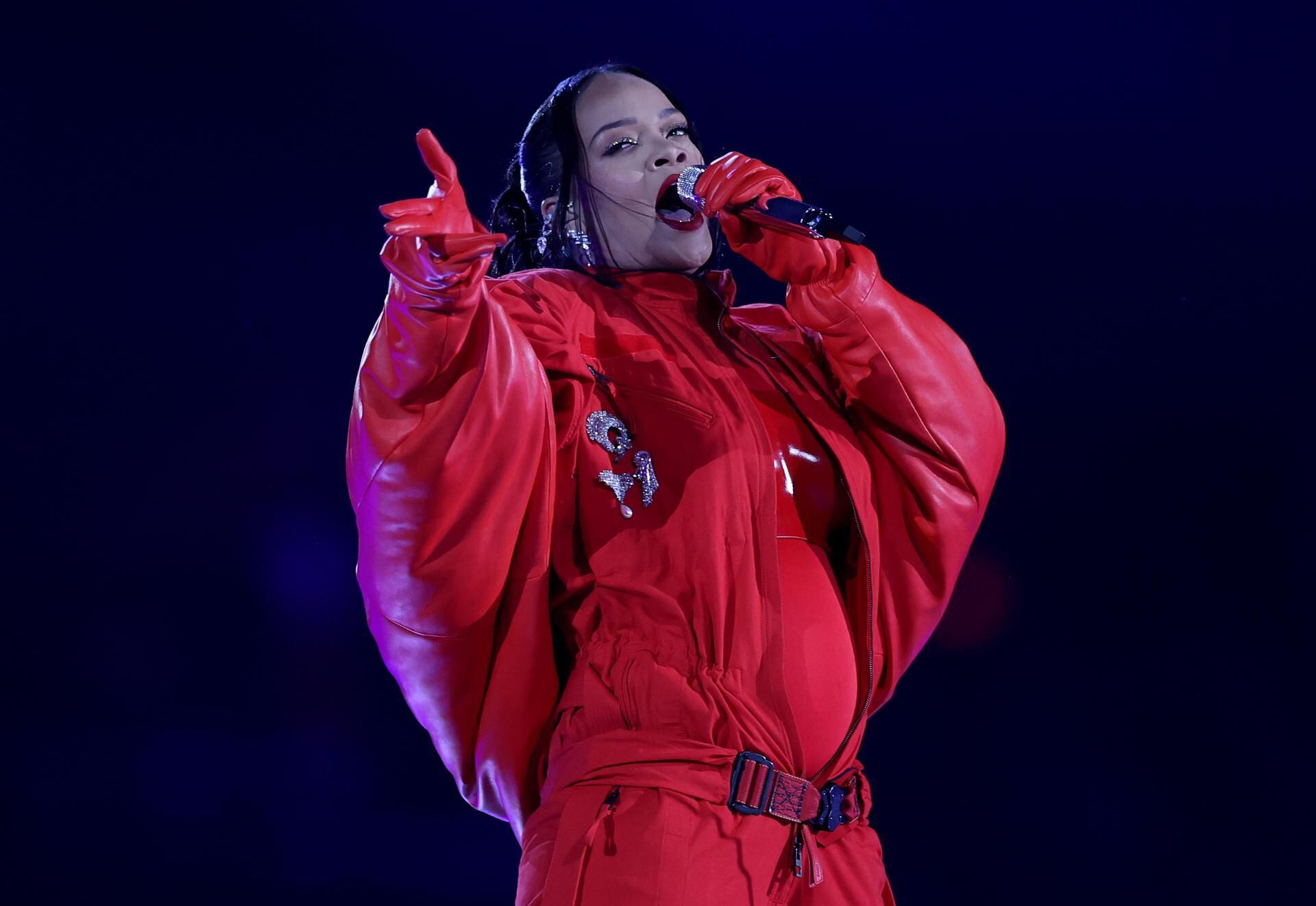 Rihanna durante su presentación en el medio tiempo del Super Bowl LVII. (Foto: EFE/EPA/CAROLINE BREHMAN)