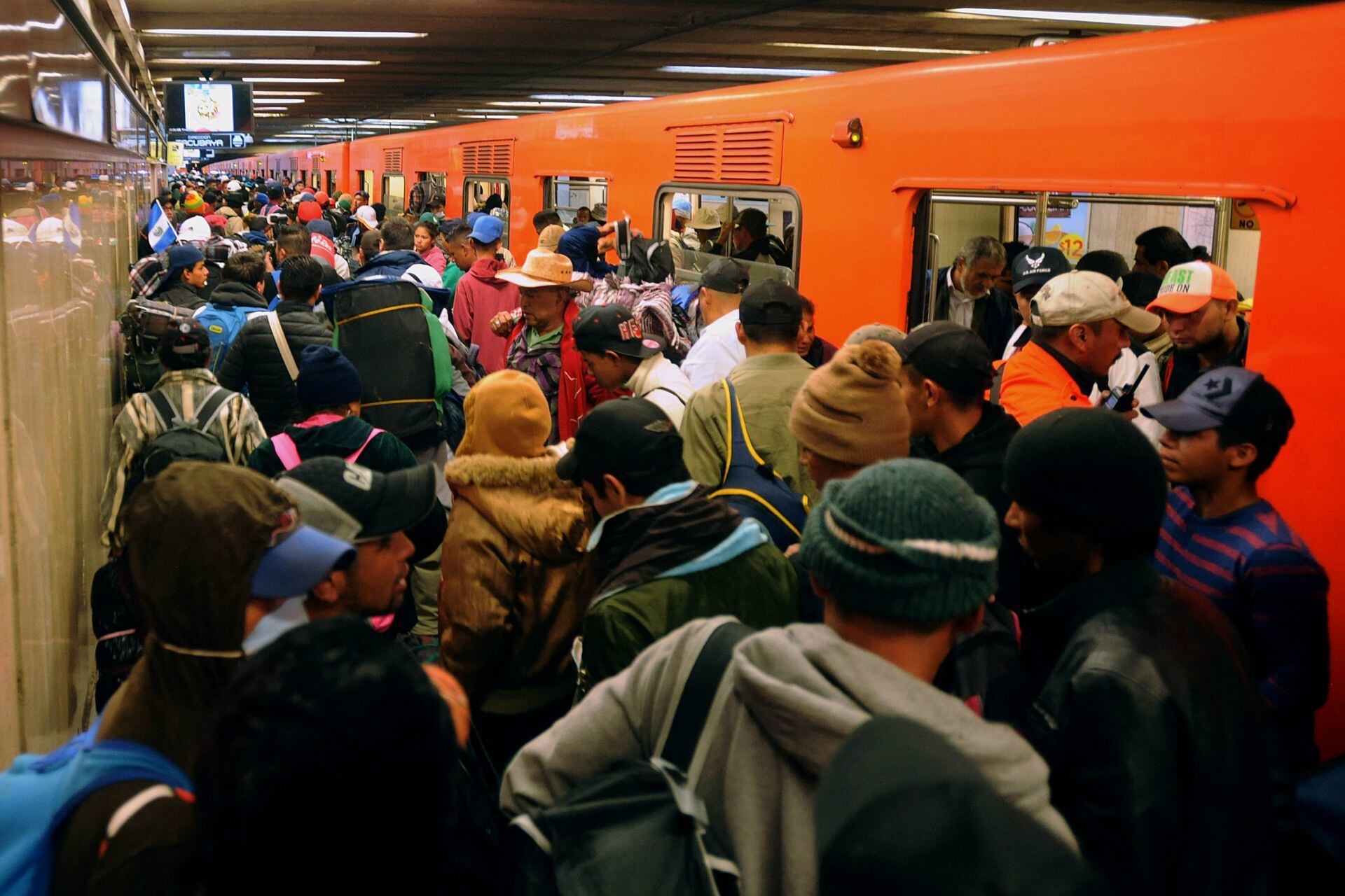 Detenida y ‘muy lenta’: Metro de CDMX opera con retrasos en 2 líneas este martes