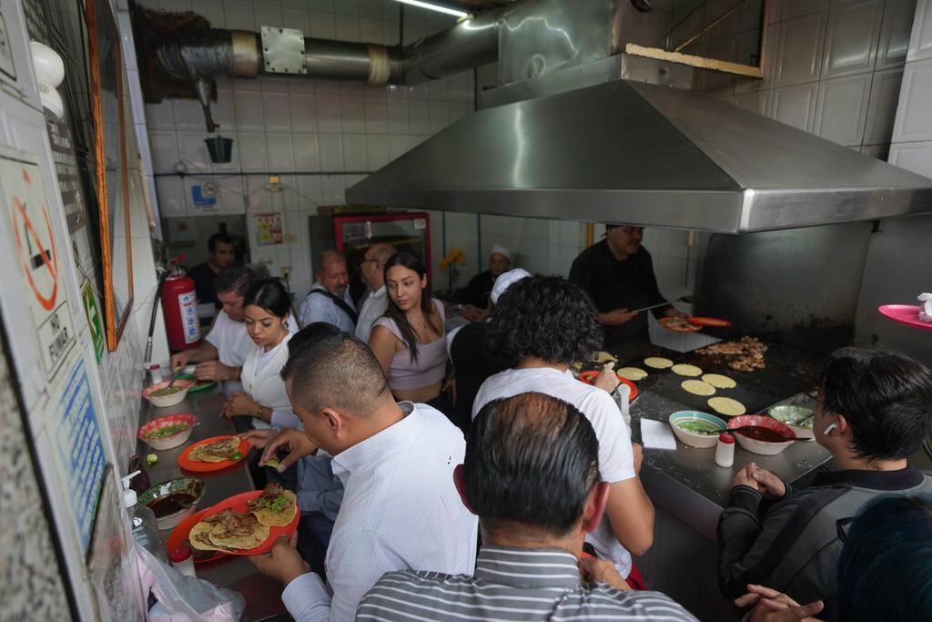 La taquería Tacos El Califa de León vista desde arriba en Ciudad de México, el miércoles 15 de mayo de 2024. Tacos El Califa de León es la primera taquería en recibir una estrella Michelin.
