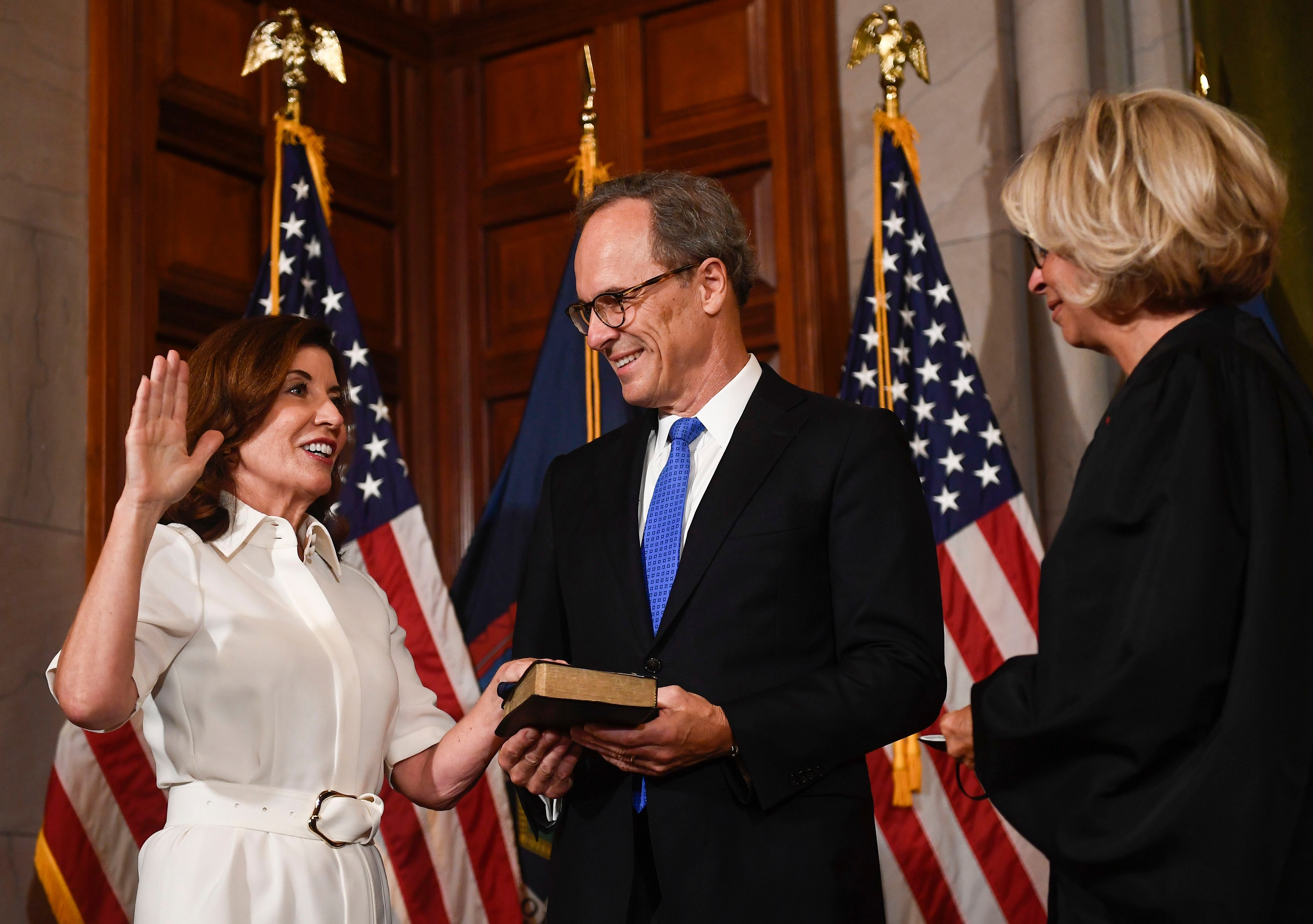 Kathy Hochul asume cargo como la primera mujer gobernadora de NY