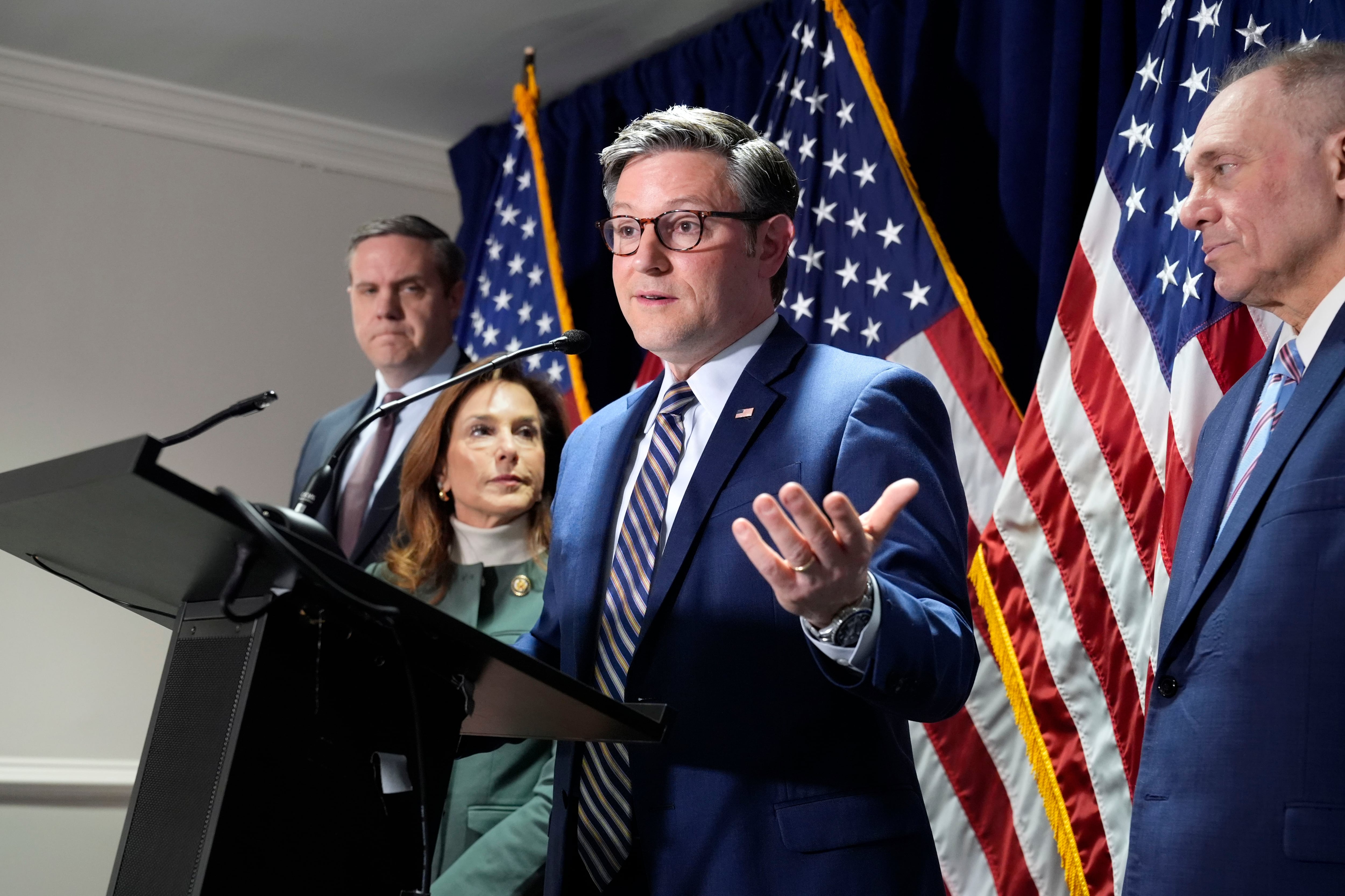 El presidente de la Cámara de Representantes Mike Johnson, acompañado por el representante Jeff Hurd (izquierda), la presidenta de la conferencia republicana, Lisa McClain, y el líder de la mayoría en la Cámara de Representantes, Steve Scalise, durante una conferencia de prensa en la sede del Comité Nacional Republicano, en Washington.