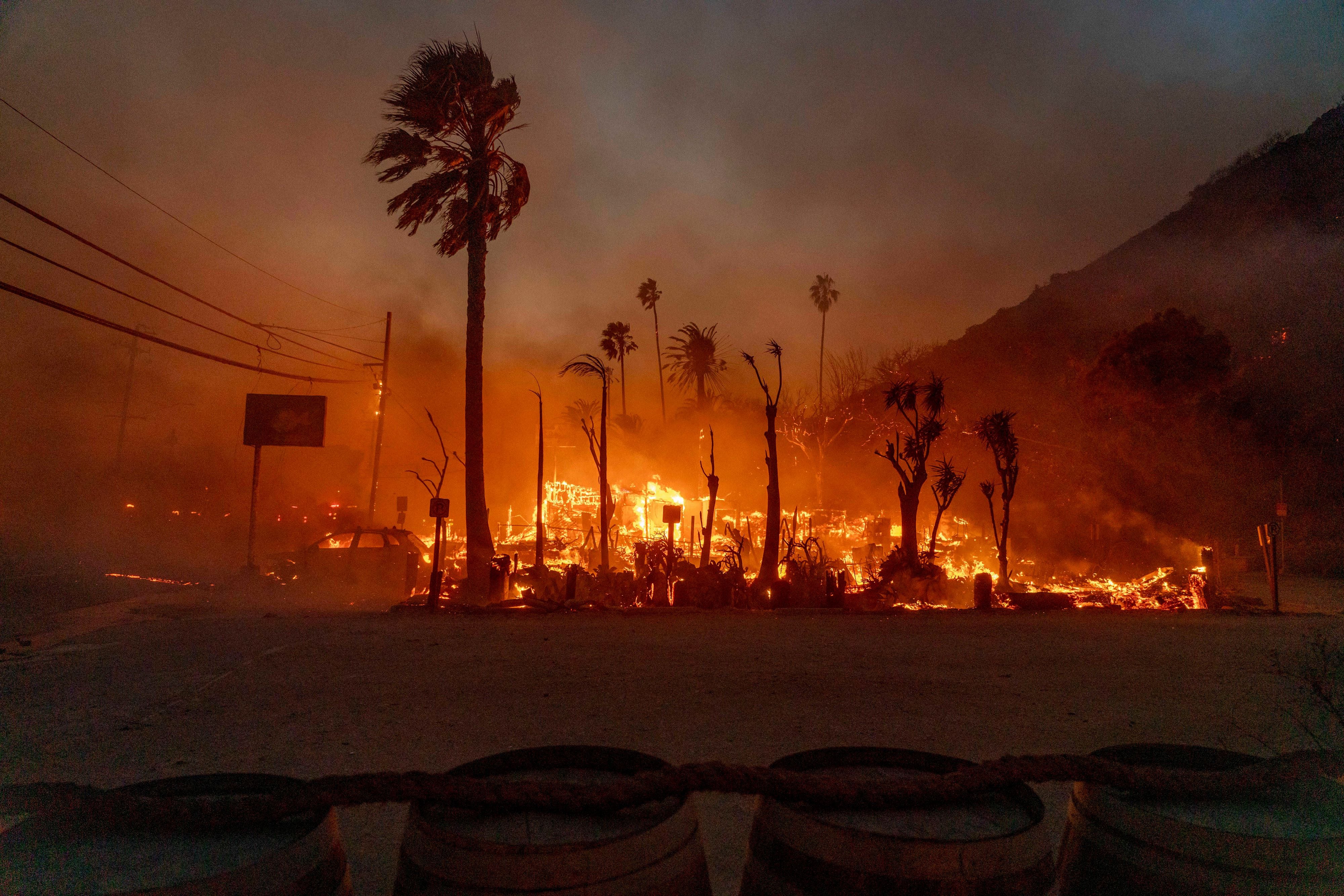 Hasta este jueves 9 de enero, al menos 5 personas han muertos por los incendios forestales en California.