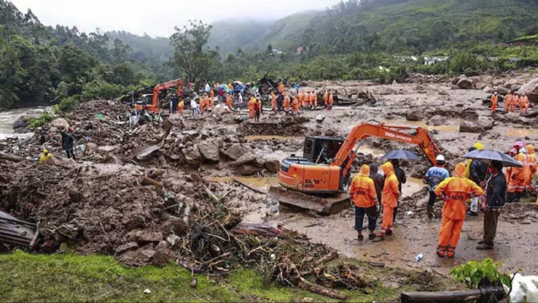 Esta fotografía proporcionada por la Fuerza Nacional de Respuesta a Desastres (NDRF) muestra a rescatistas tras un alud de tierra en Wayanad, en el estado sureño de Kerala, India, el martes 30 de julio de 2024. (NDRF via AP)