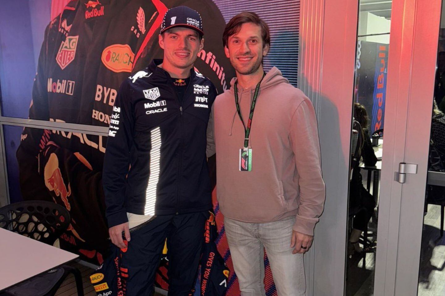 Los pilotos Max Verstappen y Daniel Suárez son pareja de Kelly y Julia Piquet, hijas del expiloto de Fórmula 1, Nelson Piquet. 