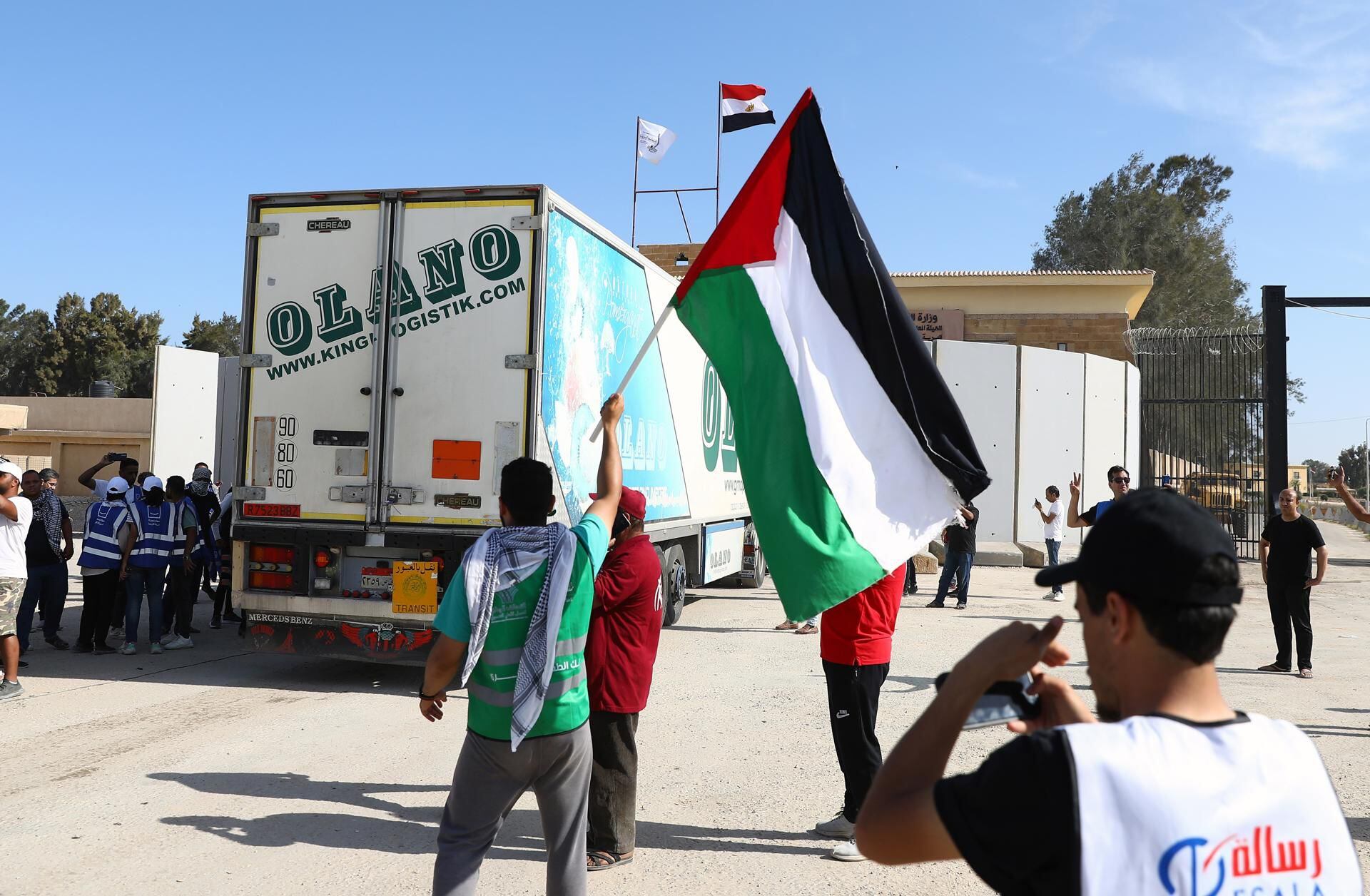 Ayuda humanitaria para Gaza tiene obstáculos en Rafah: Milicianos y Ejército israelí se enfrentan