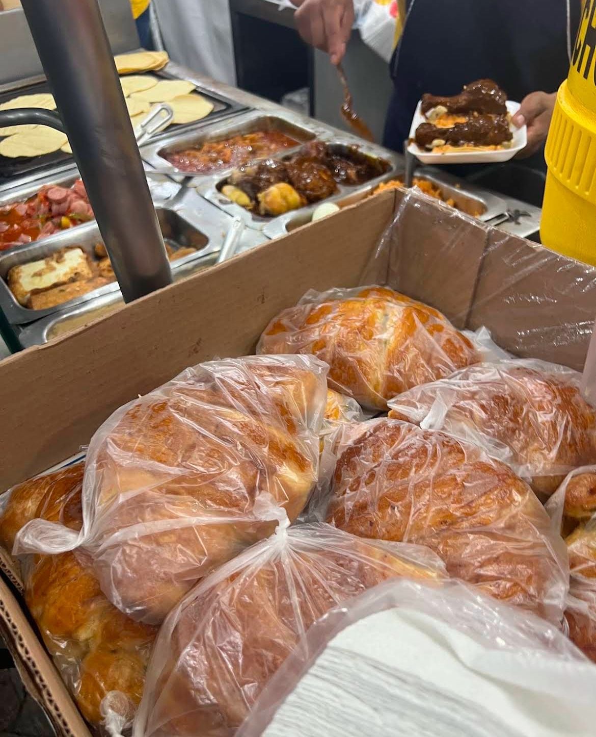 En 'El Más Versátil', además de tacos venden pan de dulce, cuernitos y sandwiches, por si buscas otras opciones. (Foto: Google Maps / JH)