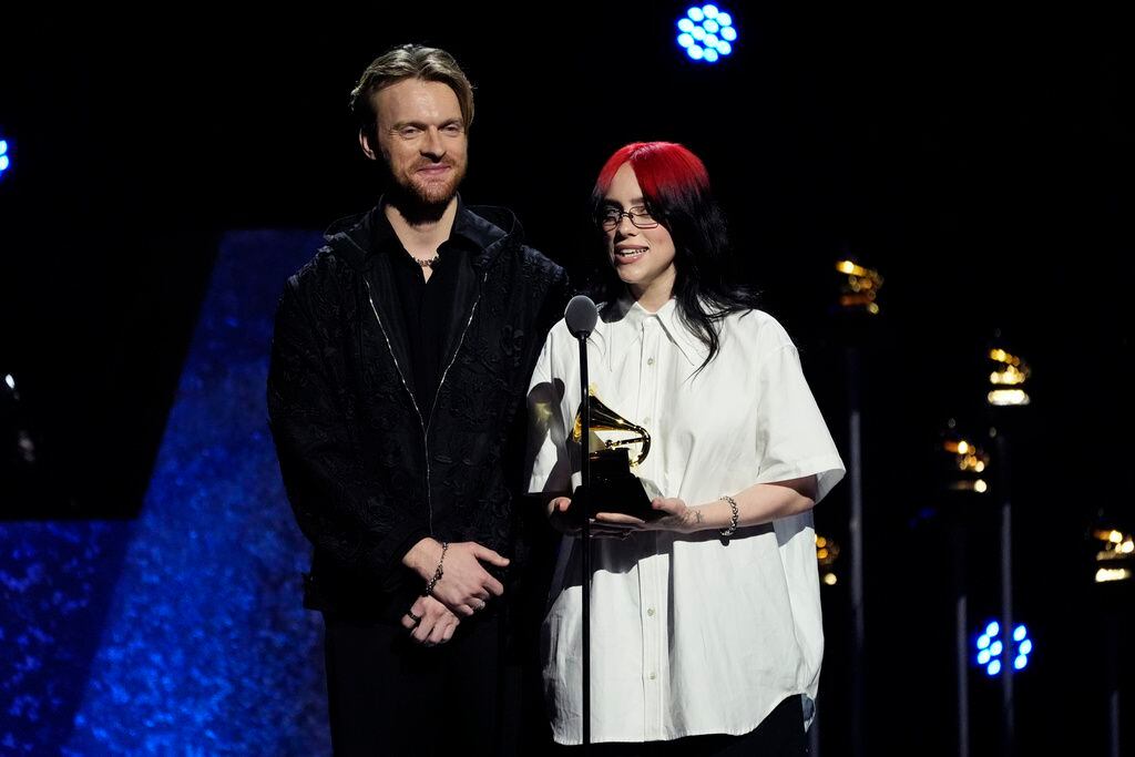 Finneas, izquierda, y Billie Eilish reciben el premio a mejor canción para un medio audiovisual por 'What Was I Made For?' de 'Barbie' en la 66a entrega anual de los Grammy el domingo 4 de febrero de 2024, en Los Ángeles. (Foto AP/Chris Pizzello)