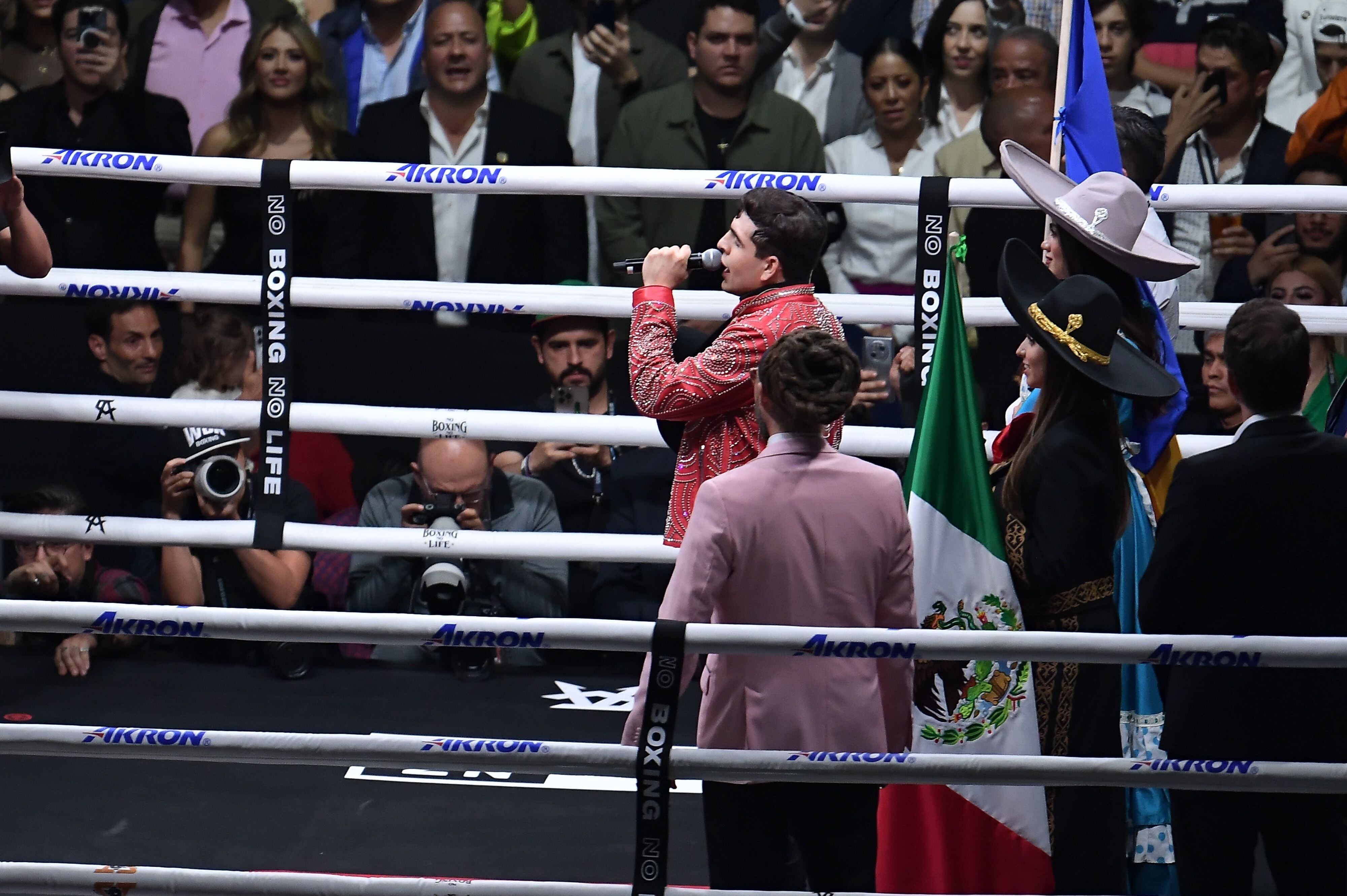 Beto Vega cantando el Himno Nacional en la pelea del 'Canelo' Álvarez. (Foto: Mexsport)