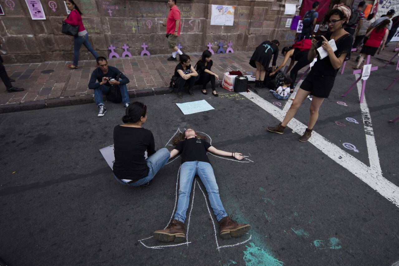 Protesta de la Coordinadora de Feministas en Michoacán frente al Palacio de Gobierno de Morelia contra los feminicidios en el estado y  al llamado 'Miércoles Negro'. 