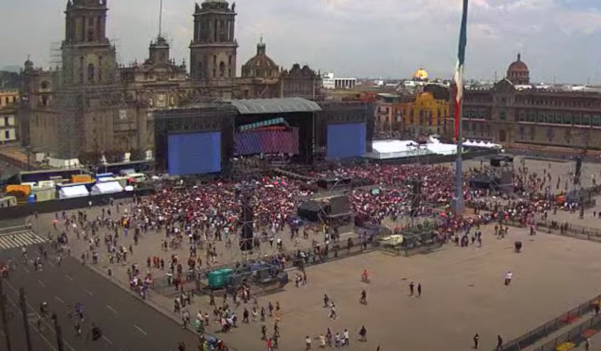 Alrededor de las dos de la tarde, el Zócalo capitalino se comenzó a llenar para el concierto de Grupo Firme. (Foto: Youtube / @webcamsdemexico)
