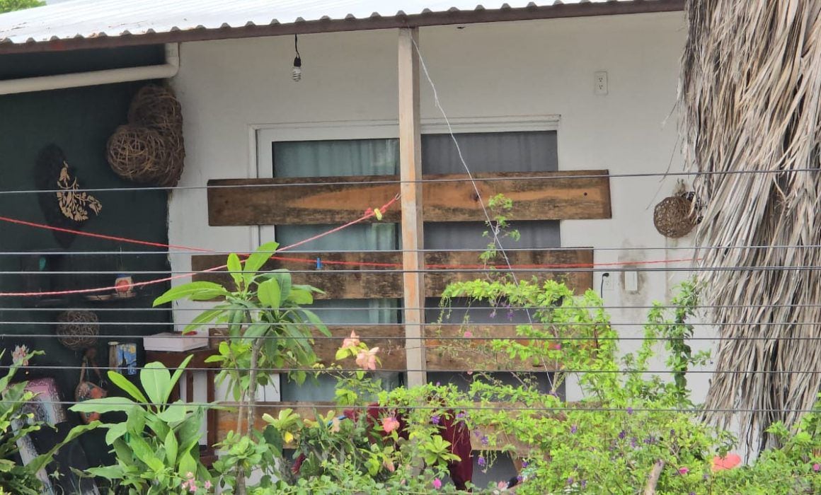 En el sureste, se colocan tablones de madera para proteger puertas y ventanas ante los vientazos por los huracanes y tormentas tropicales.