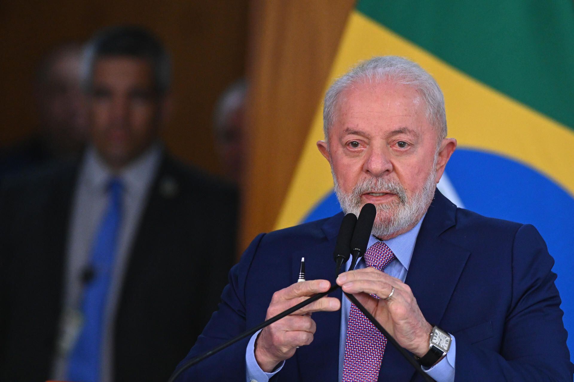 Lula dice junto a Macron que Brasil quiere tecnología nuclear, pero para construir la paz