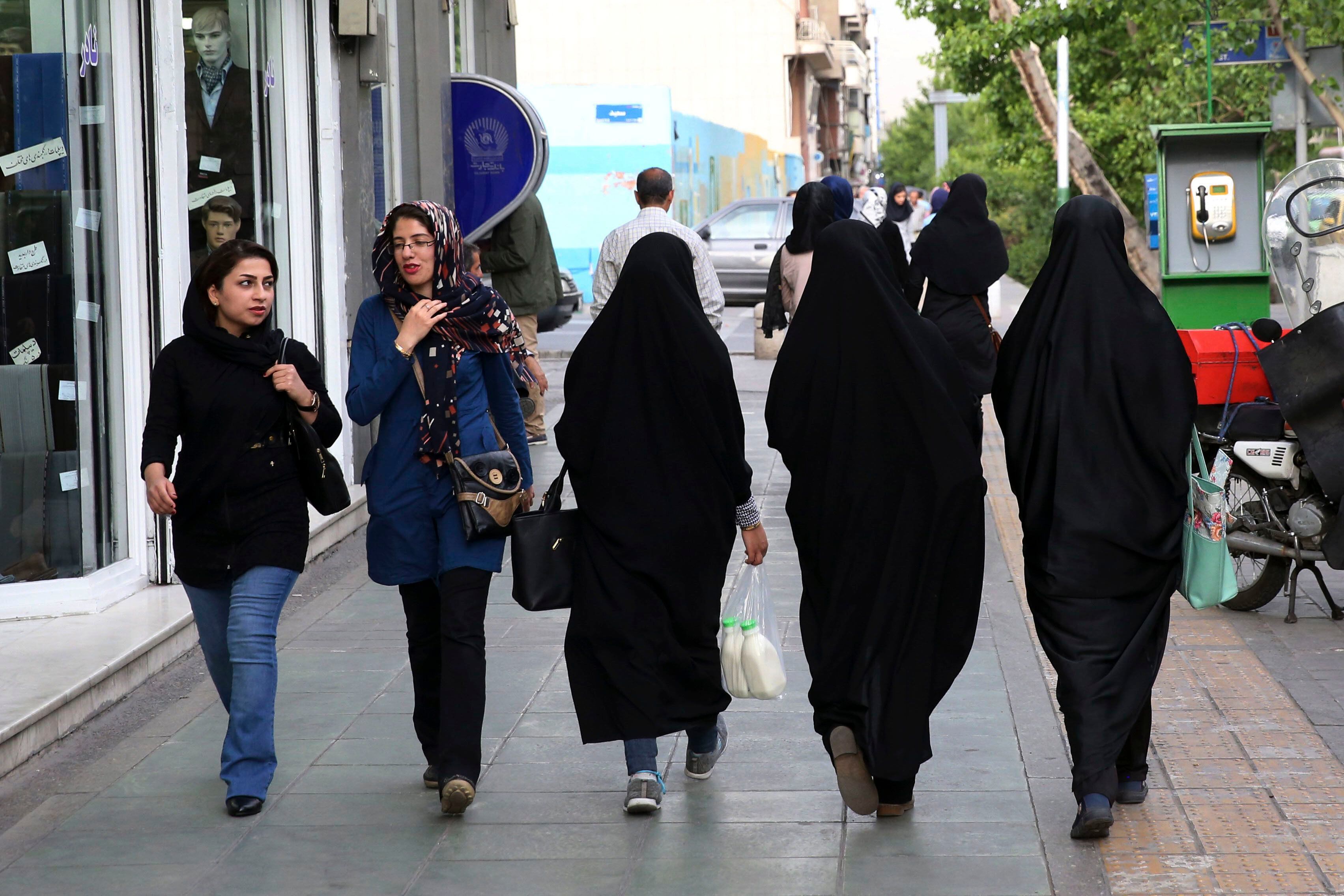Policía de la moral vuelve a la calle en Irán para imponer vestimenta islámica a las mujeres